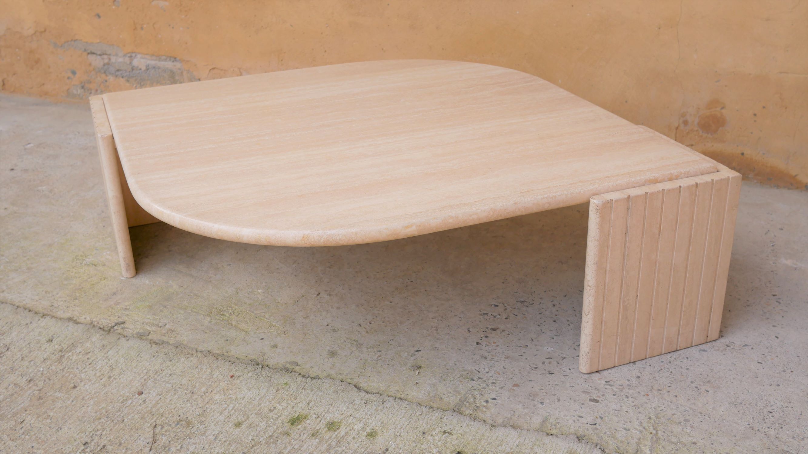 Table basse vintage en travertin par les éditions Roche Bobois