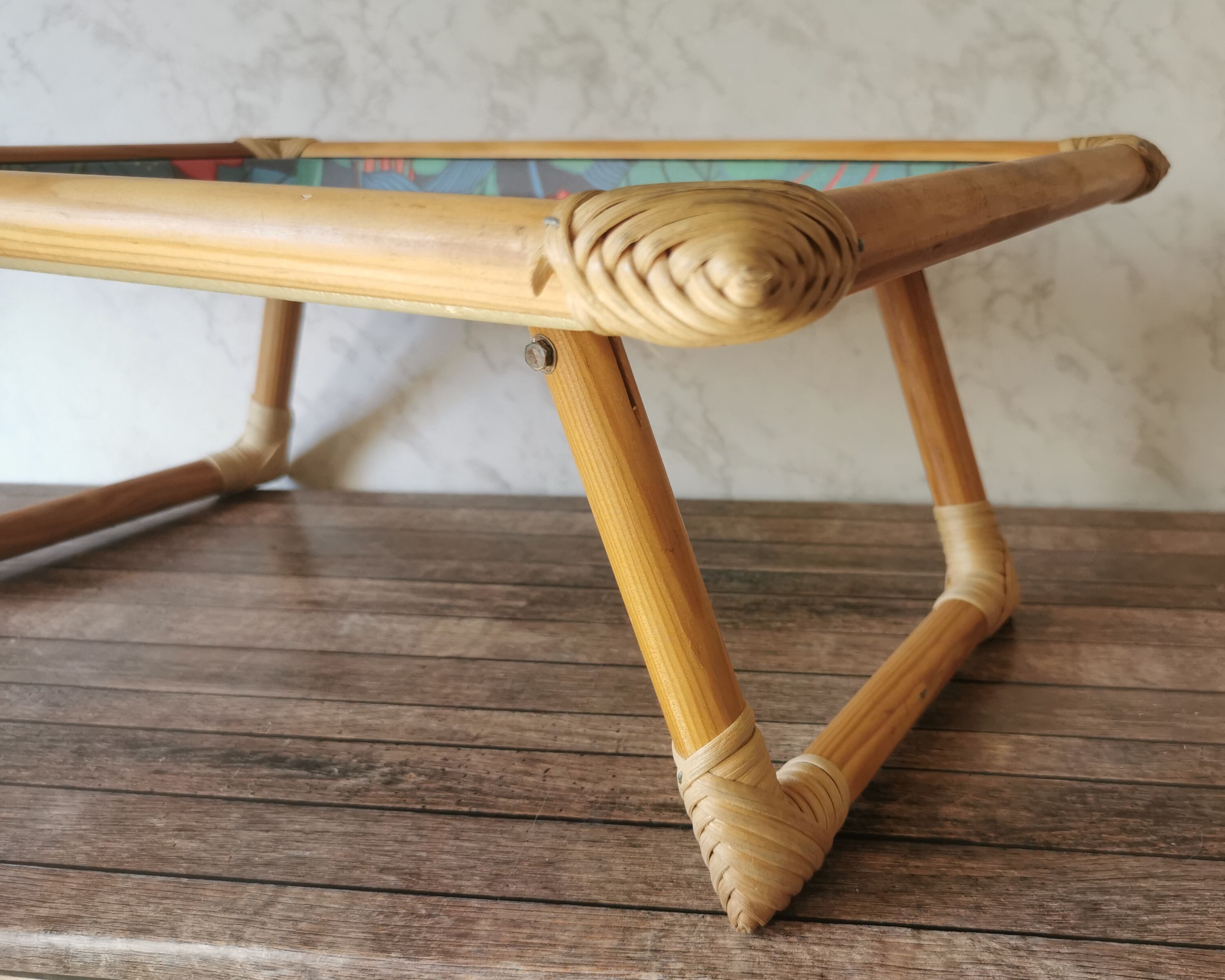 Folding tray parrots and flowers fiber and rattan