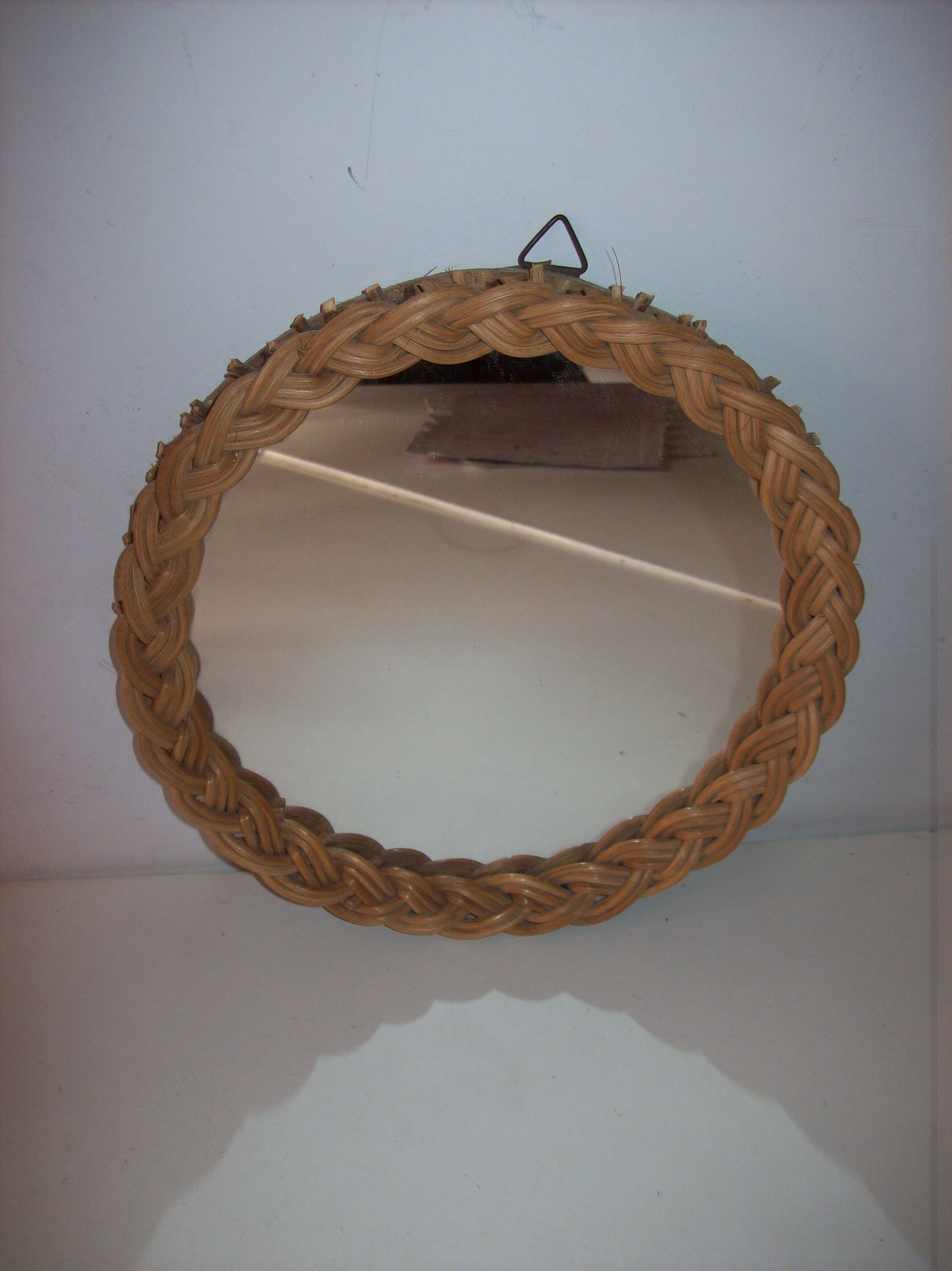 Wicker mirror in its juice