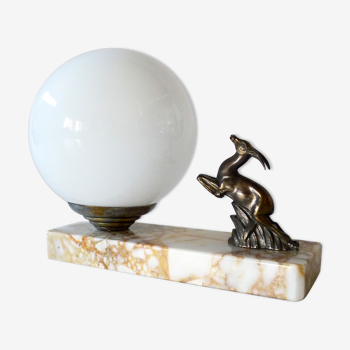 Lampe Art Déco globe opalin sur marbre & gazelle