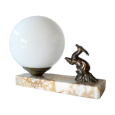Lampe Art Déco globe opalin sur marbre & gazelle