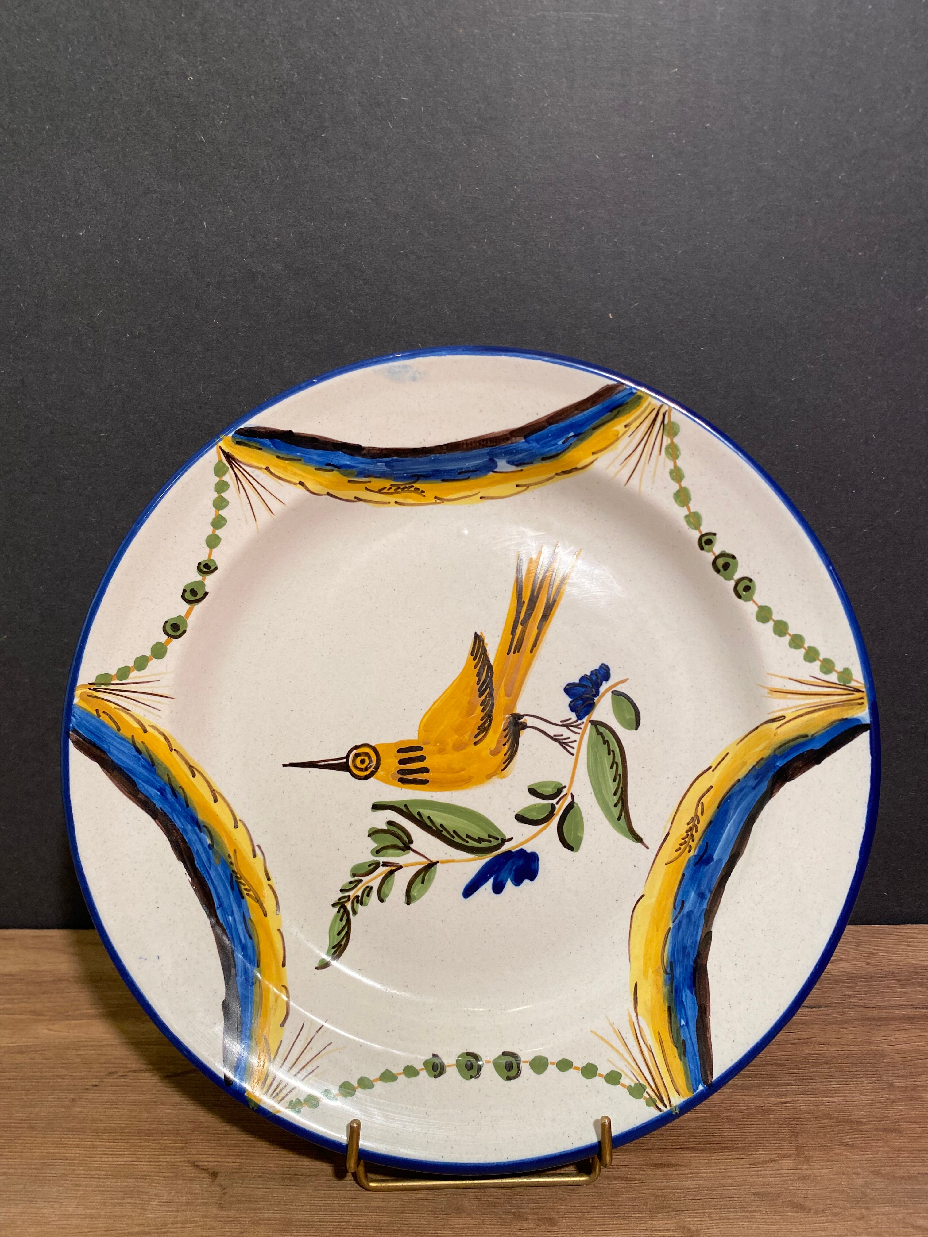 Grand plat en faïence signée à décor d'oiseau