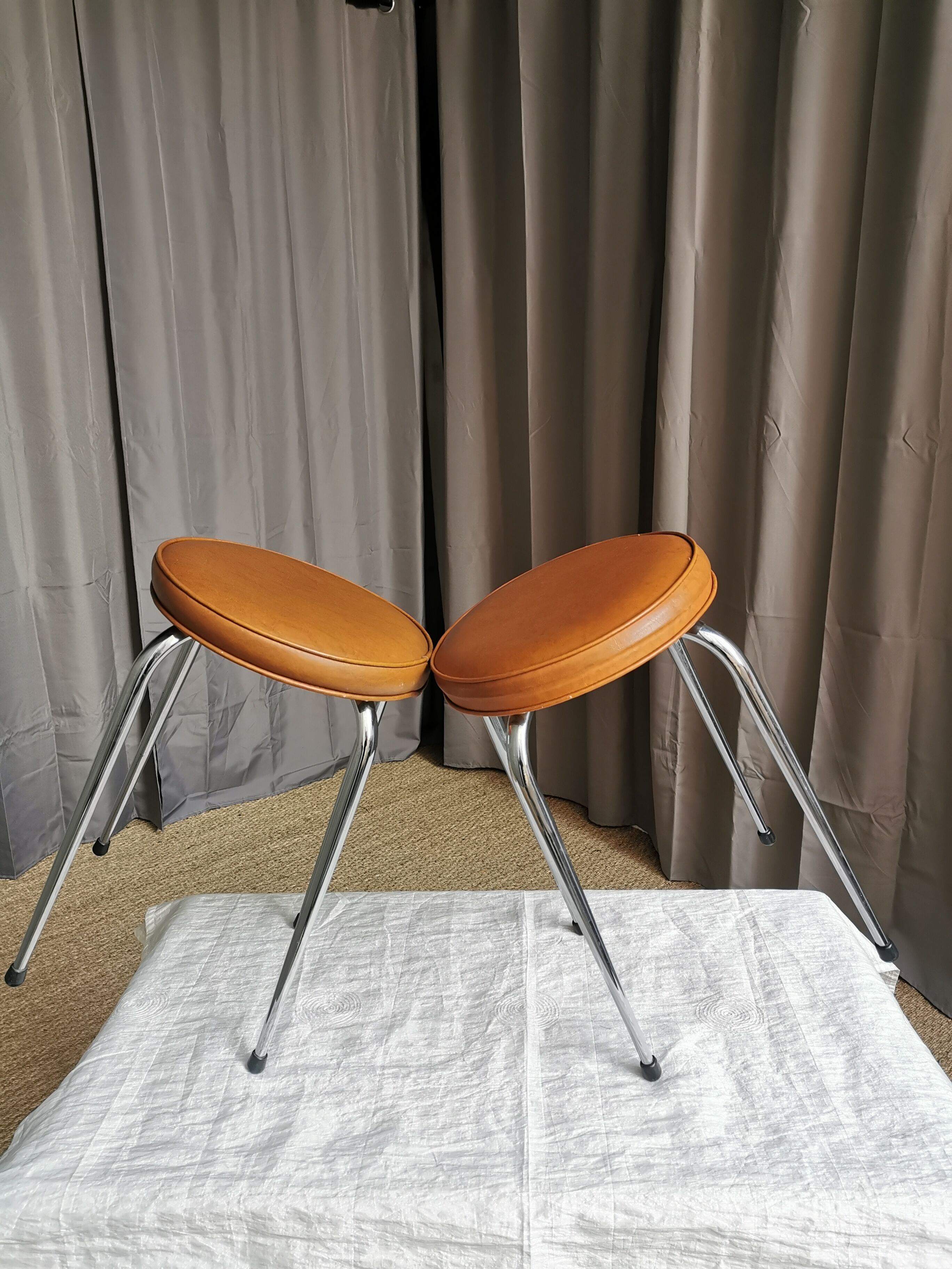 Pair of vintage stools "spindle feet"