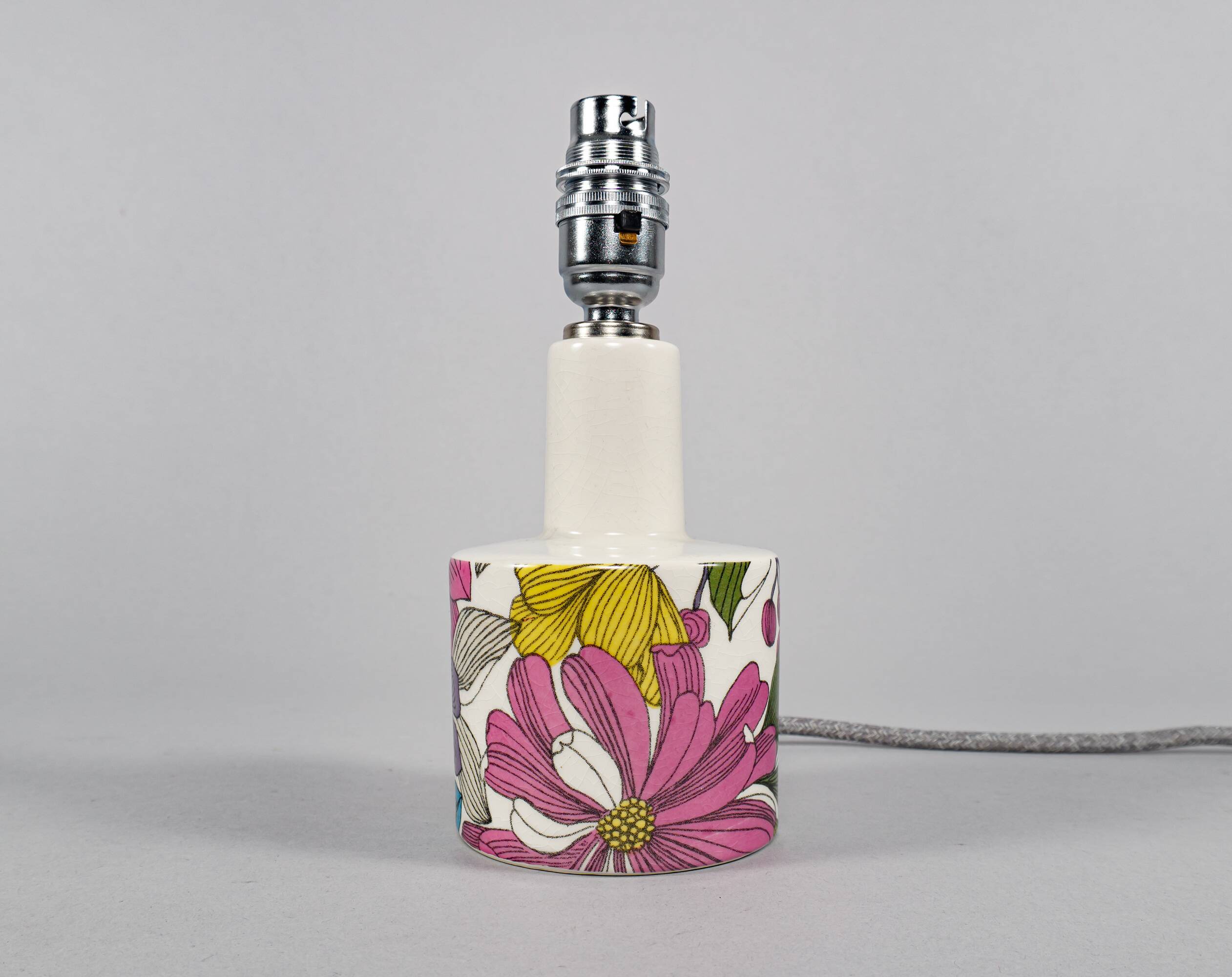 Surrey Ceramics – Vintage 1970s British Pottery Flower Table Lamp