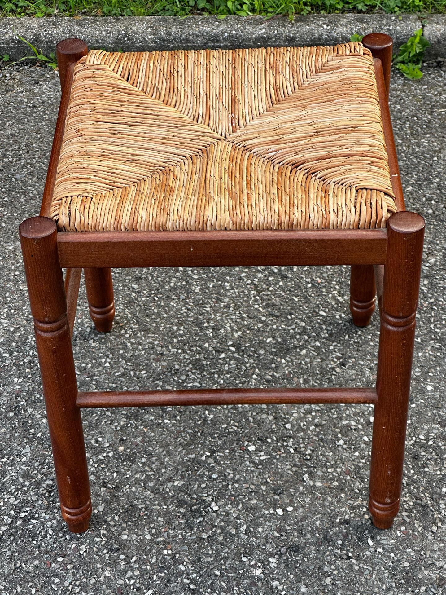 Paire de tabourets années 50 en bois et assise paillée