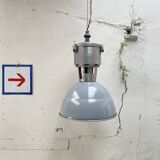 Paire de lampes industrielles.
