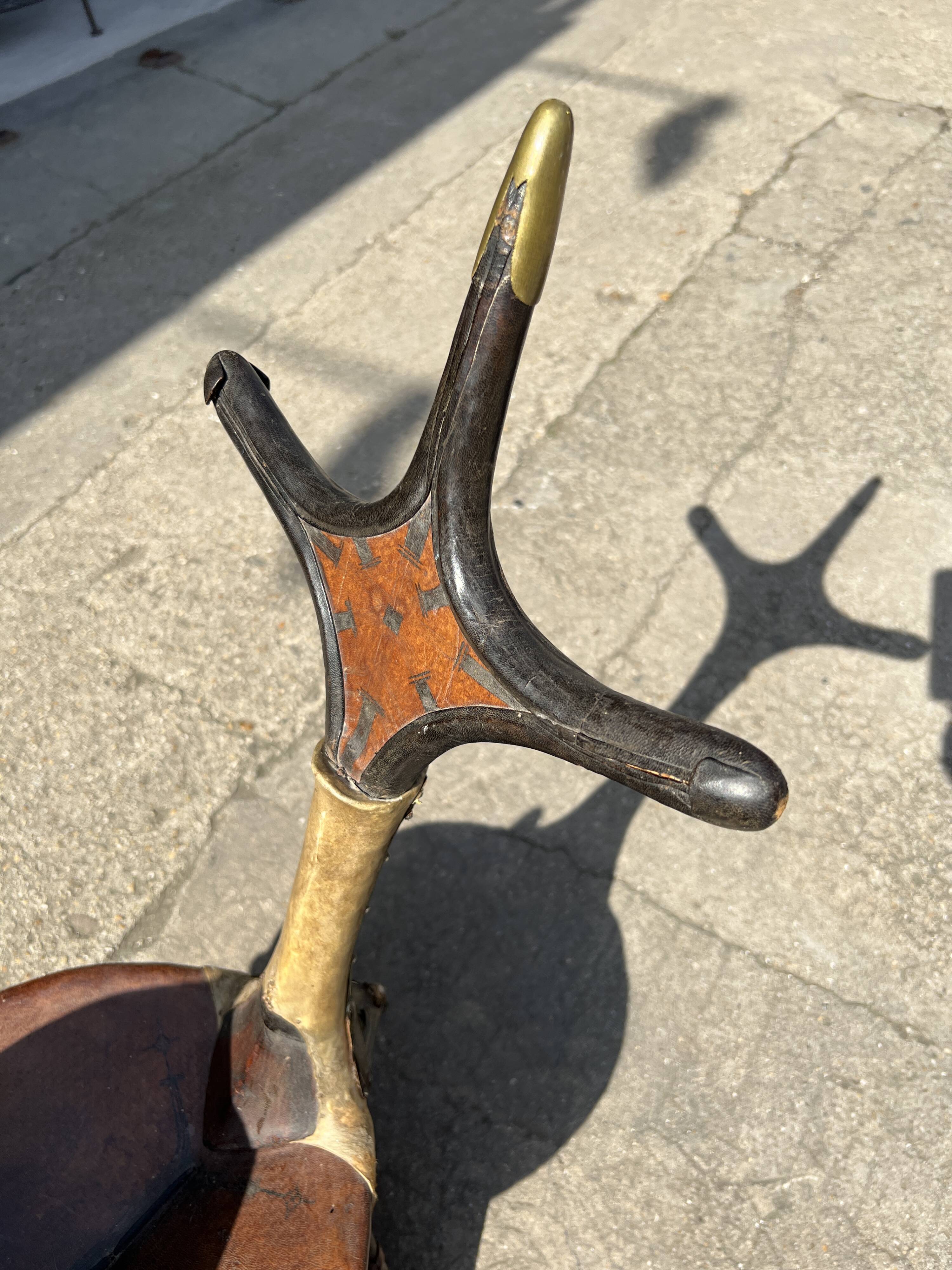 Rhala touareg, selle de dromadaire en cuir fin XIXe