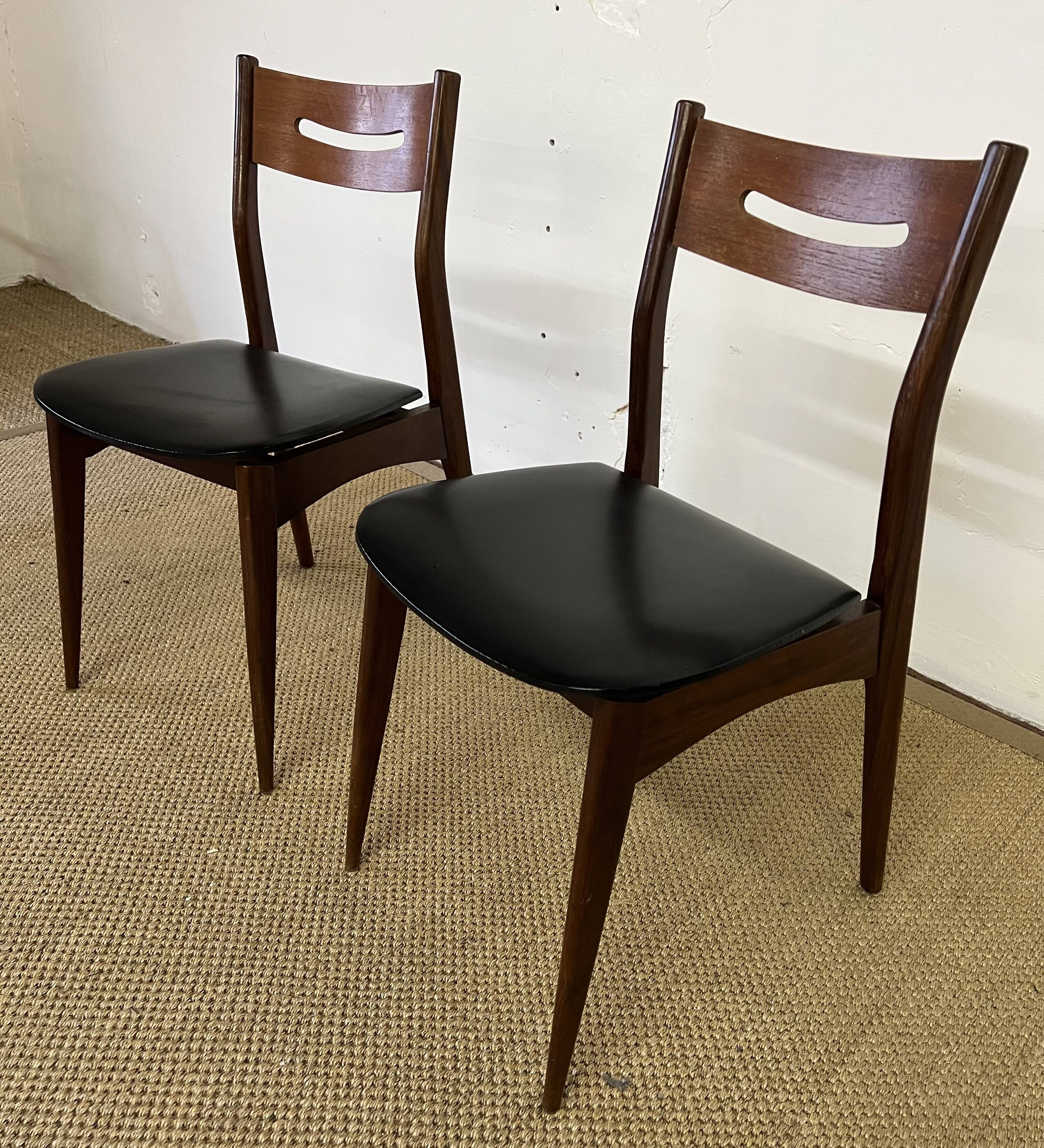 Paire de chaises en bois et similicuir