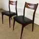 Paire de chaises en bois et similicuir