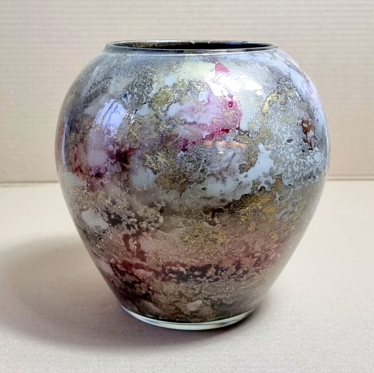 Line lacquered glass ball vase