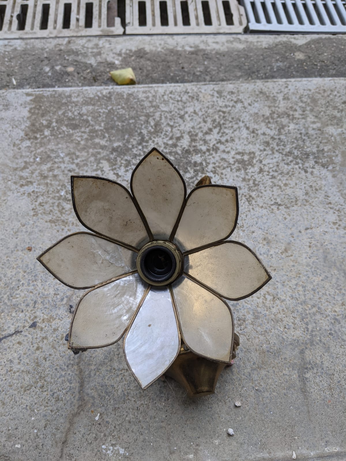 Paire d'appliques fleur en nacre