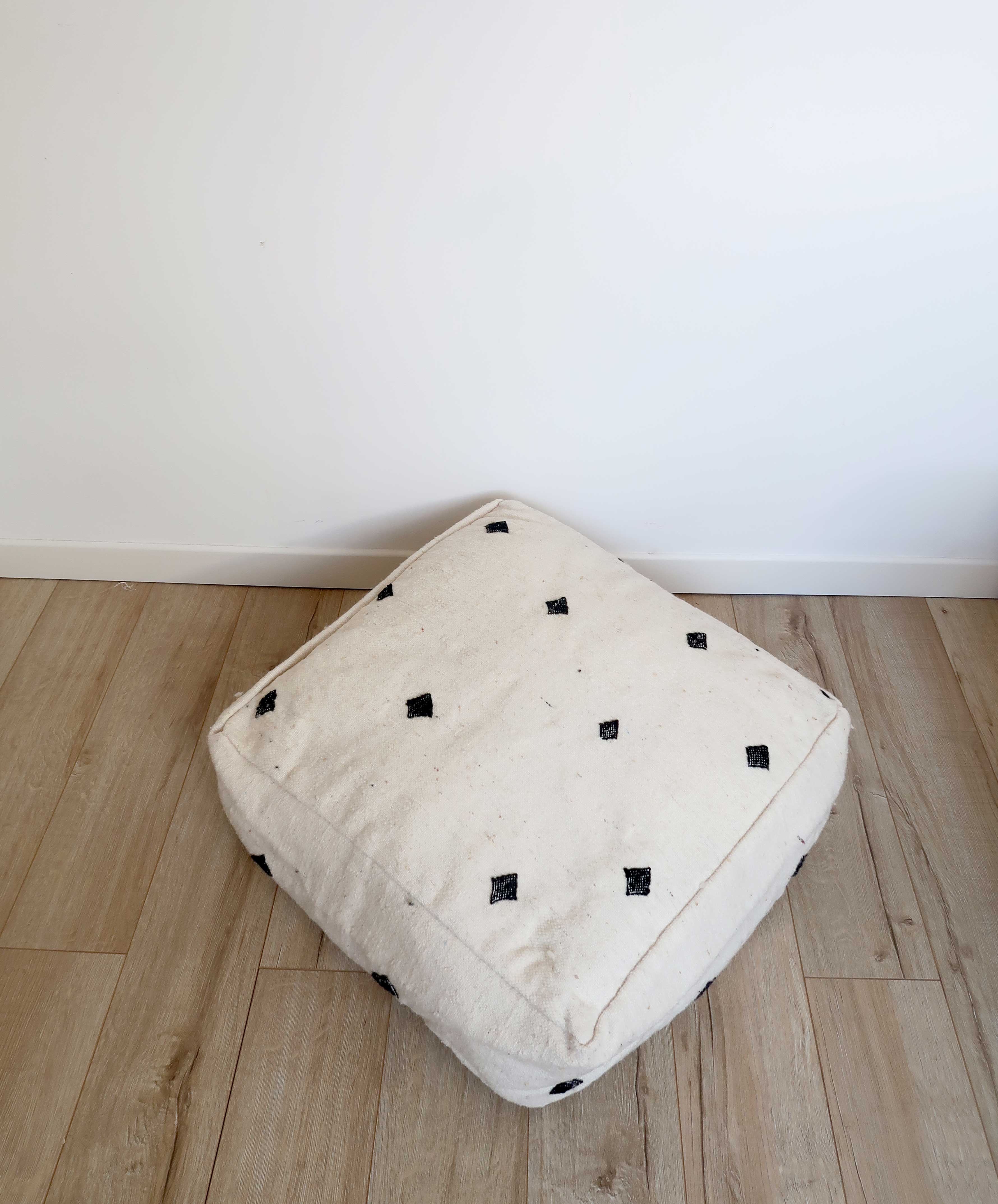 Berber pouf cover Béni Ouarain with black and white diamonds