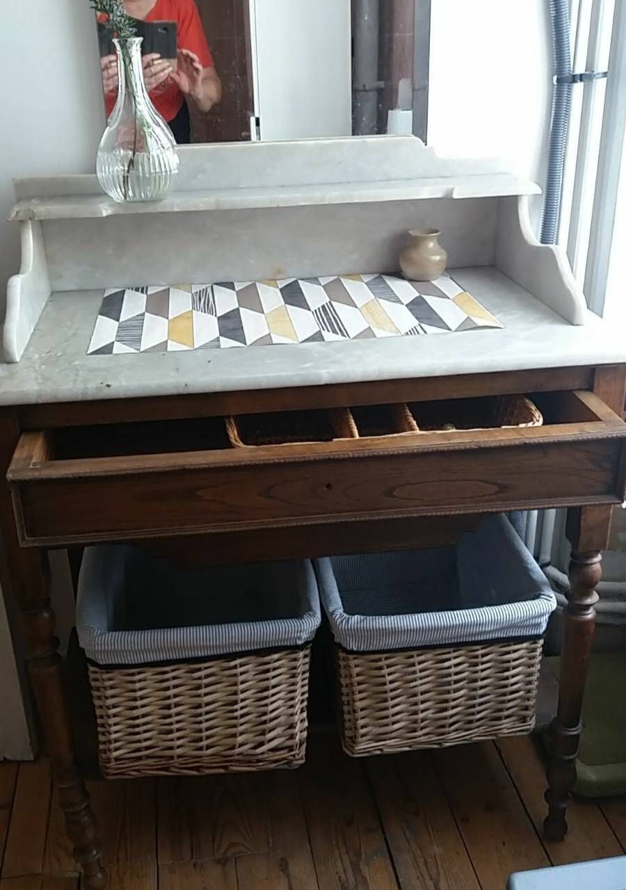 Dressing table in oak wood with a slightly veined white marble top.