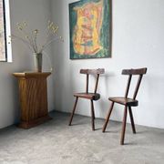 Paire de chaises tripodes savoyardes art populaire chêne