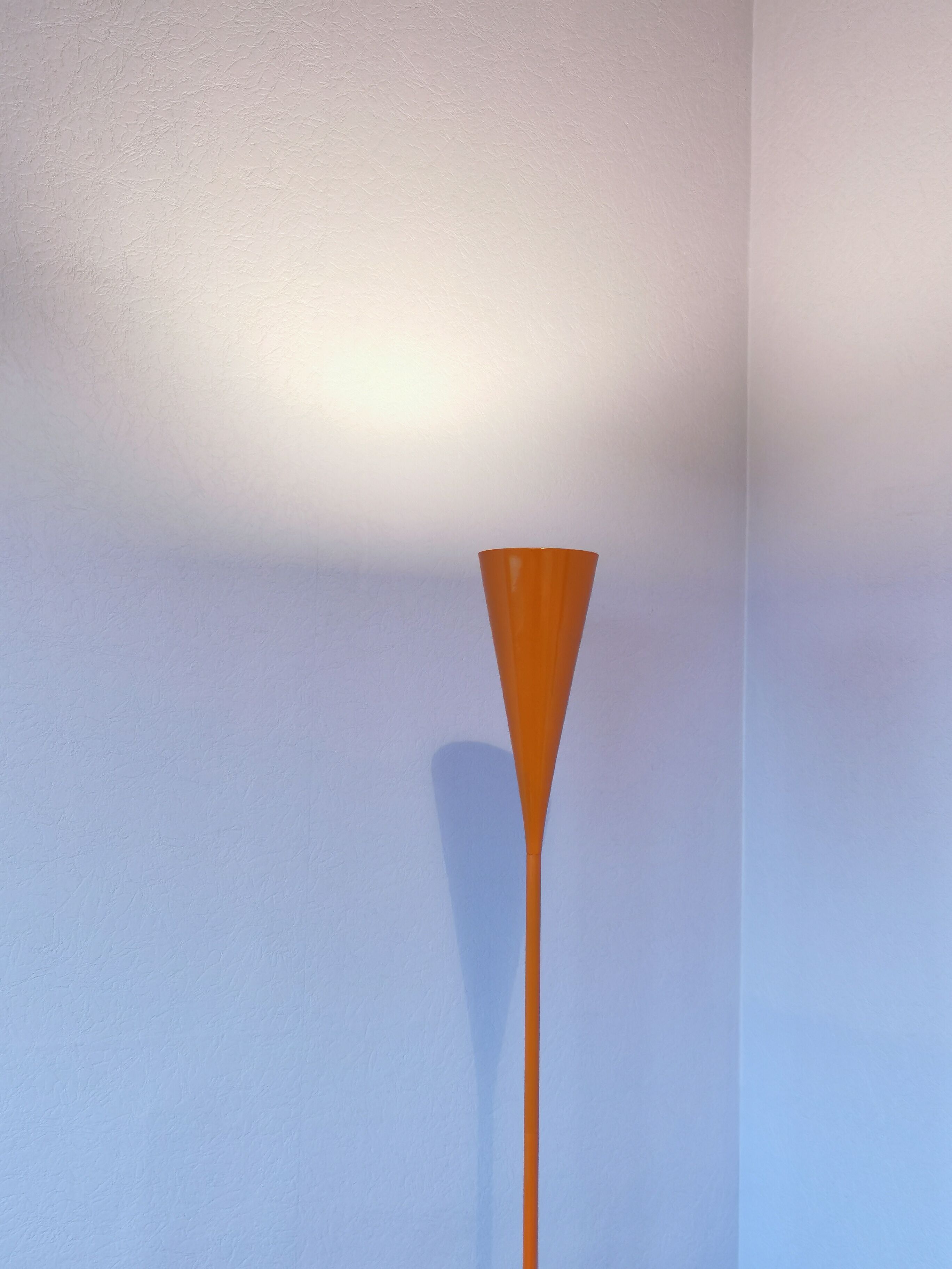 Lampadaire orange sablier postmoderne 1980