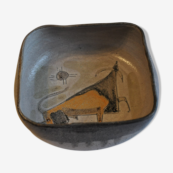 Deep dish ceramic décor to the bull Vallauris