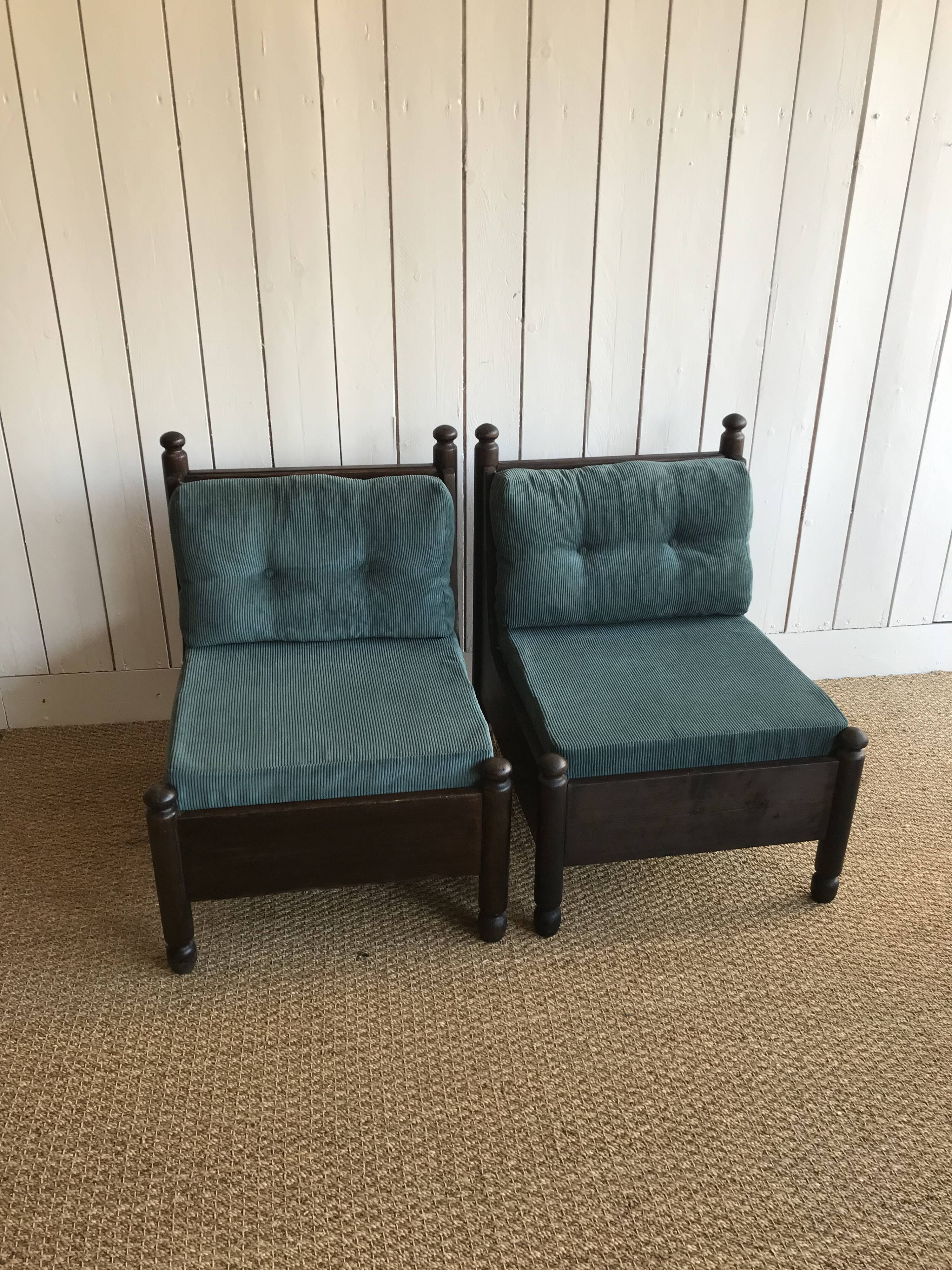 Armchair in fir and corduroy velvet.