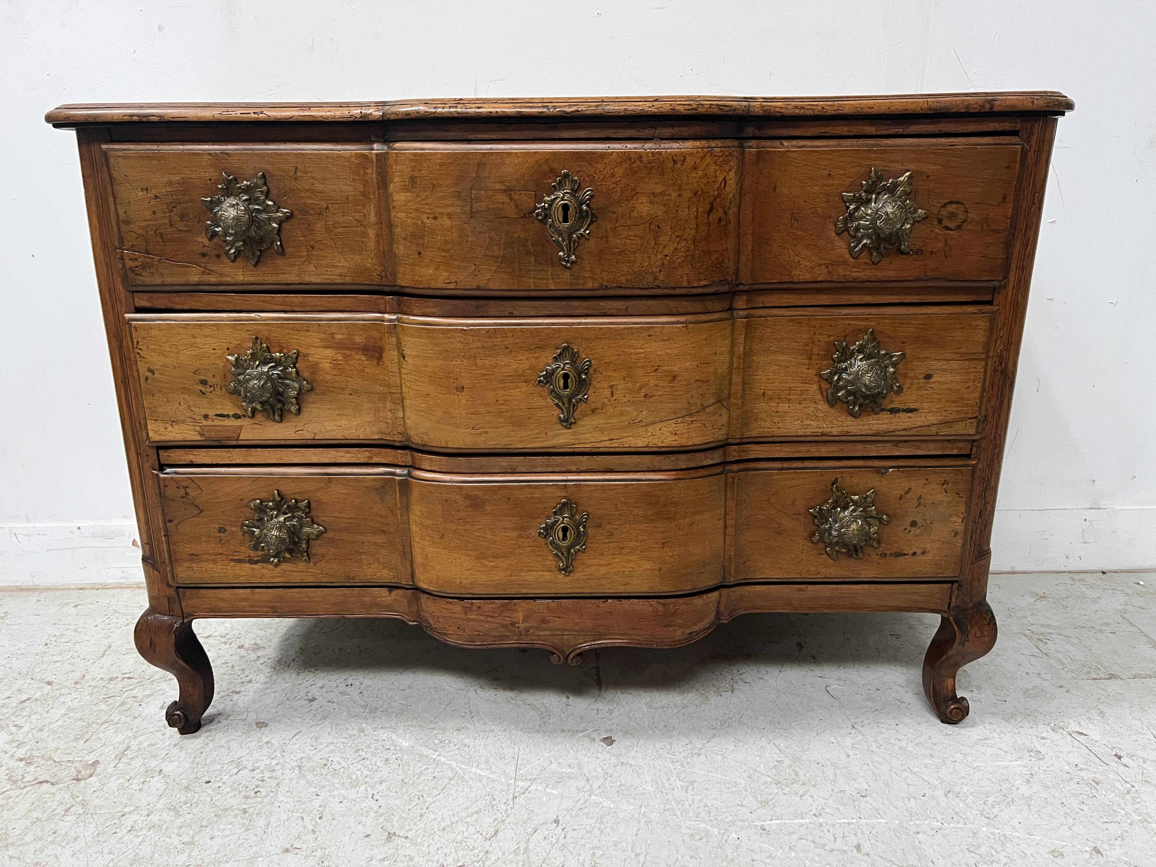 Louis XV commode with three drawers in solid walnut, 18th century