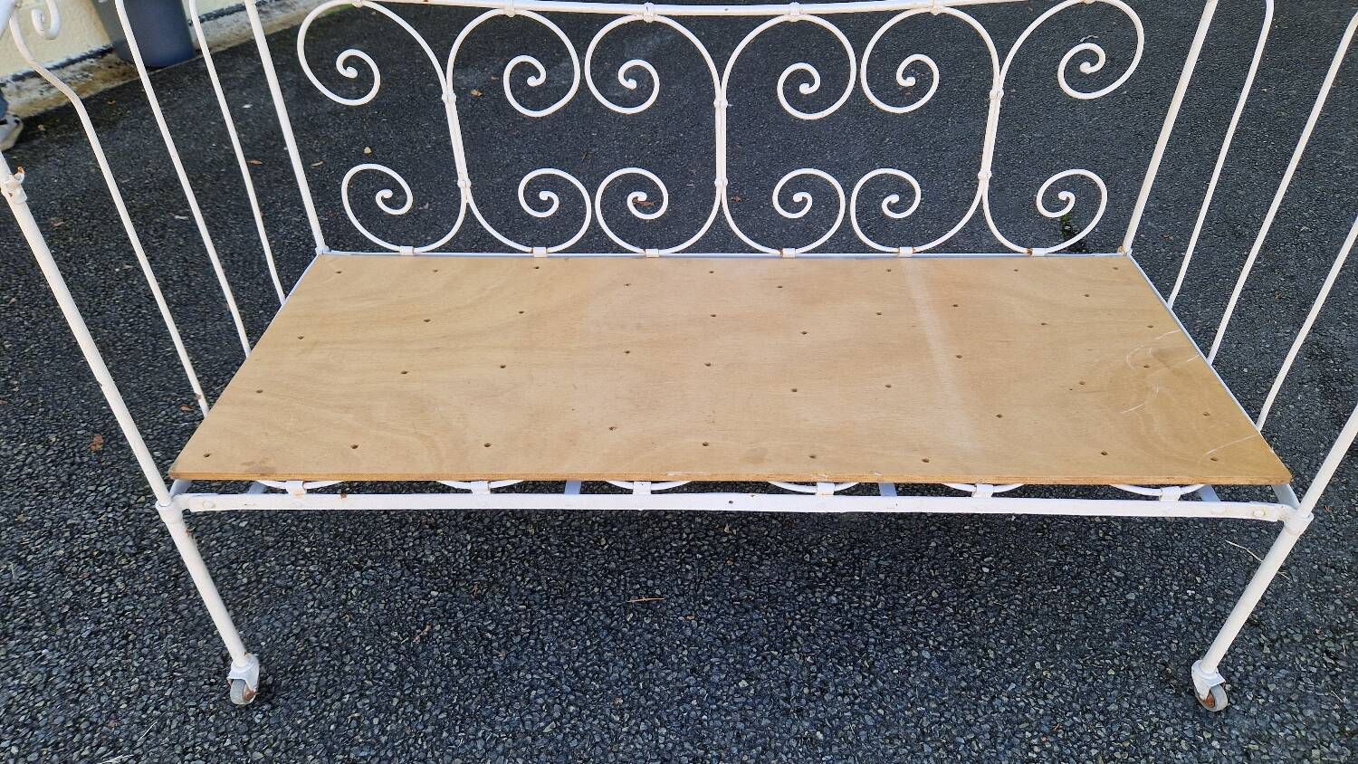 bed child iron bench