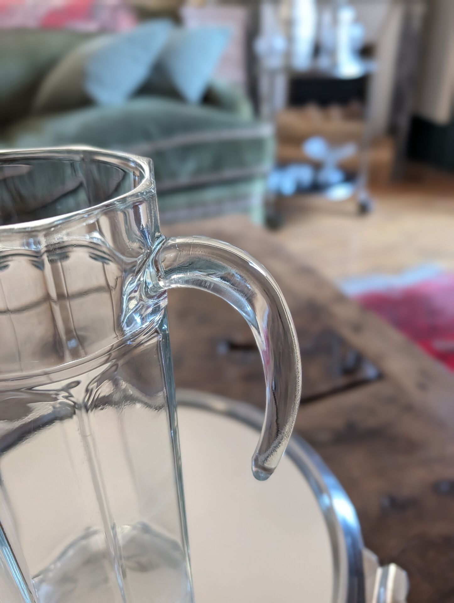 Grand pichet octogonal en verre épais 70's