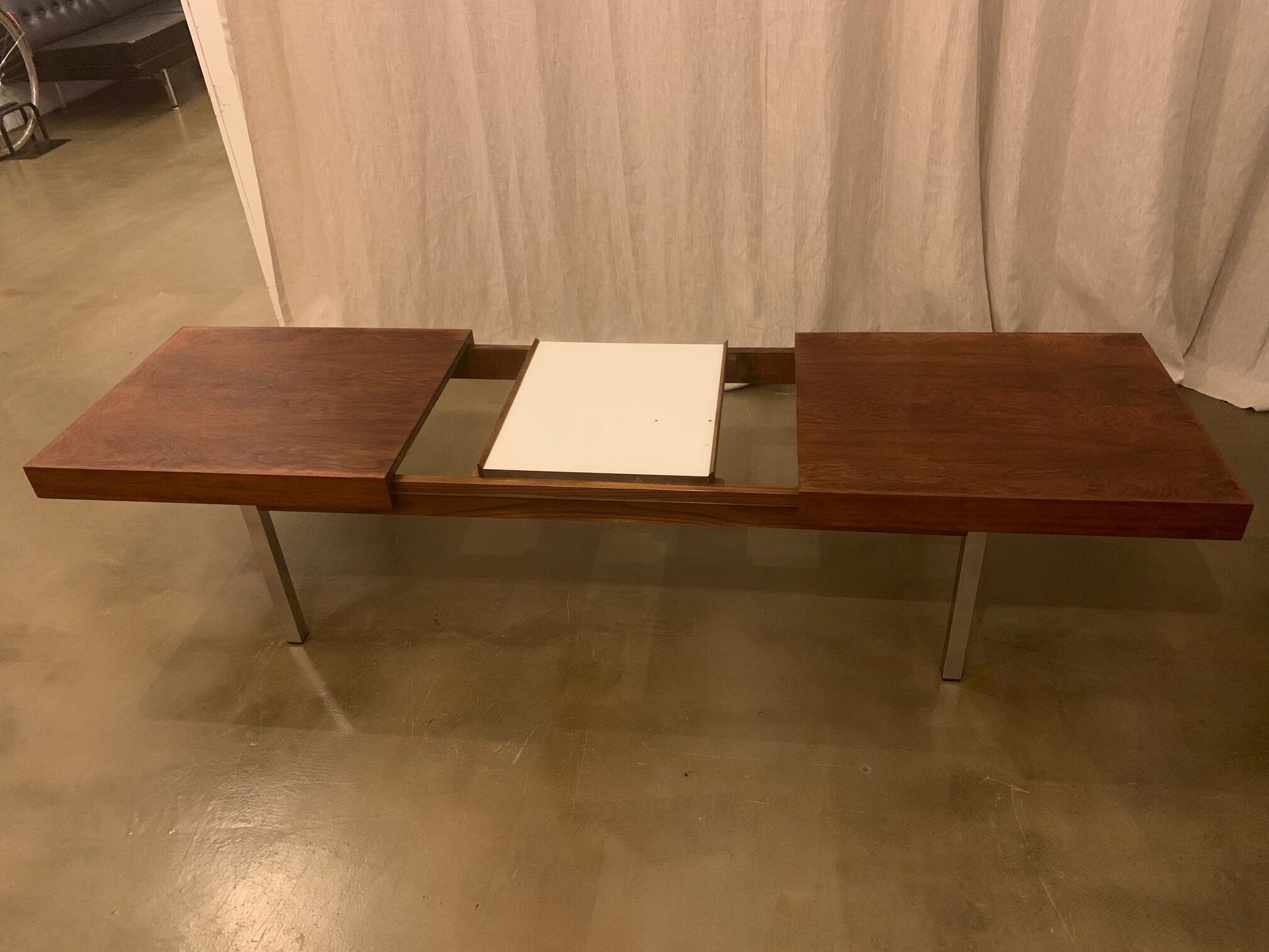 Expandable coffee table