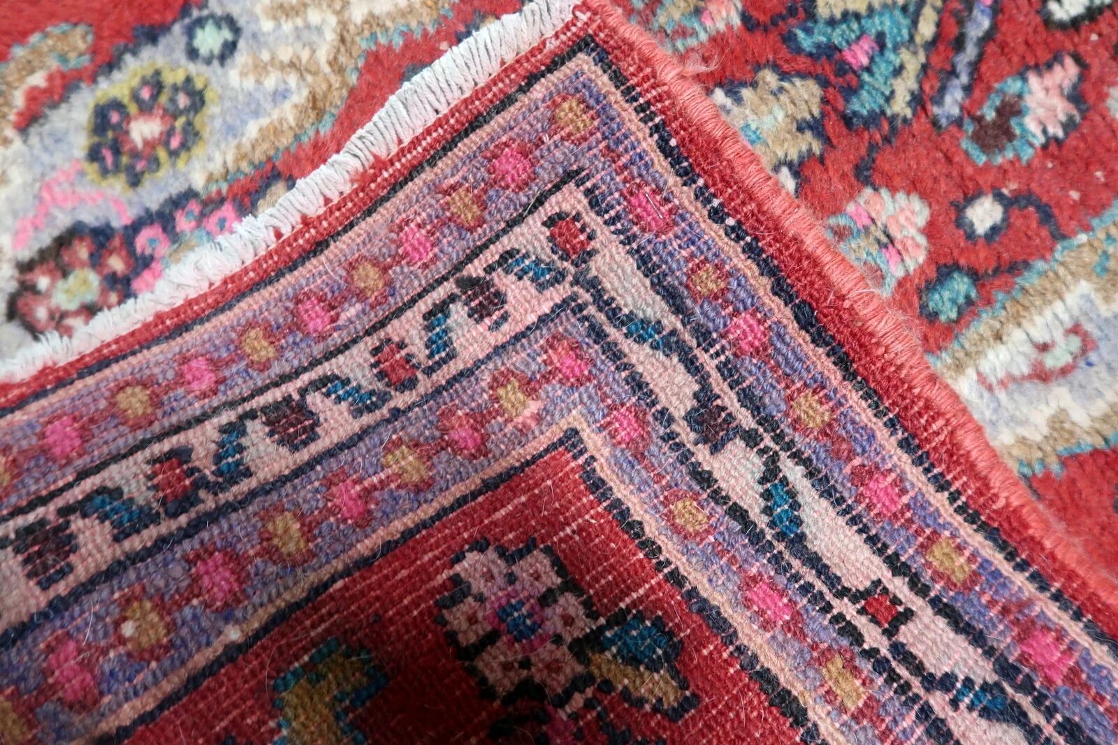 1920s handmade antique wool floral medallion rug, red, 87 × 151 cm - 1C1297