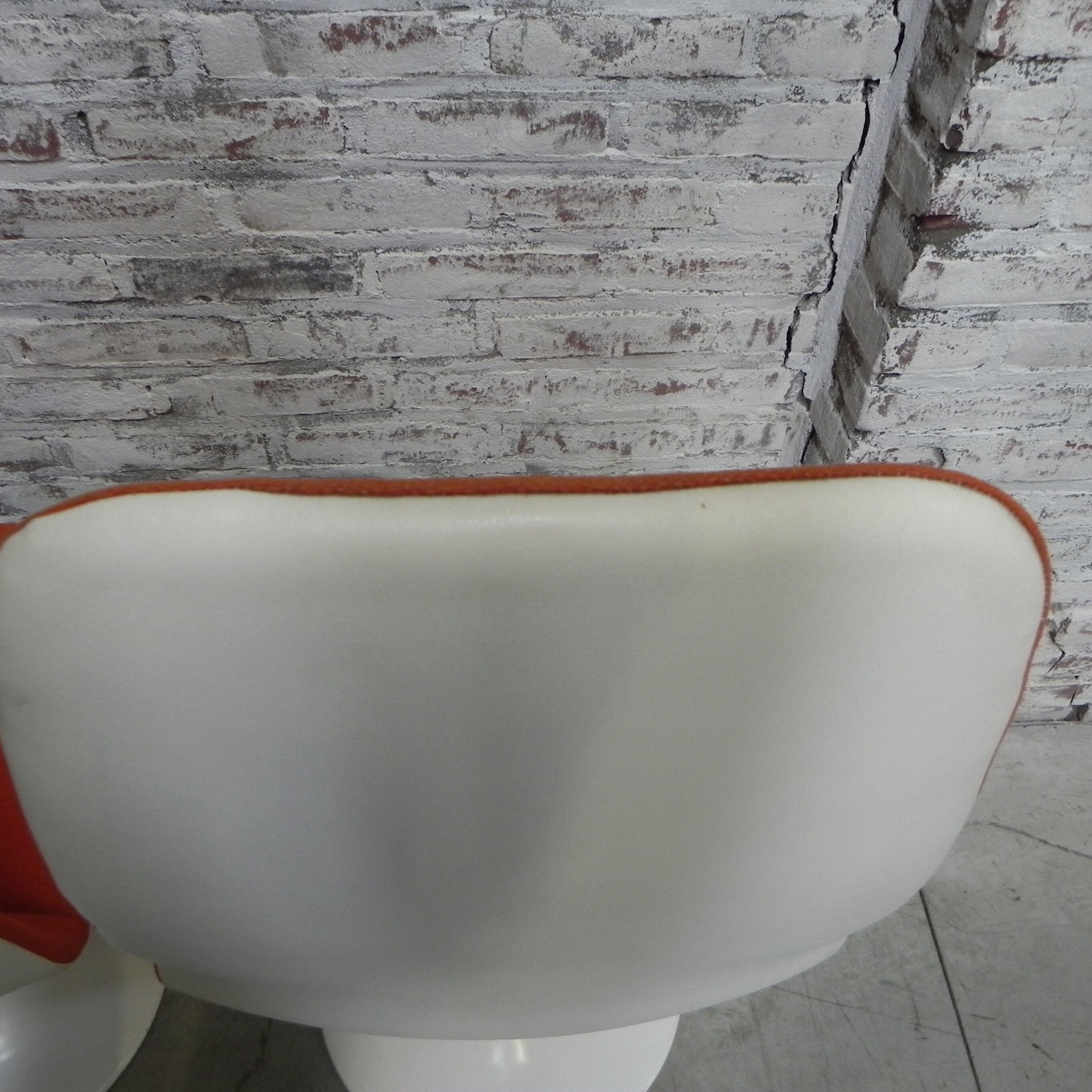 3 Vintage swivel tulip chairs