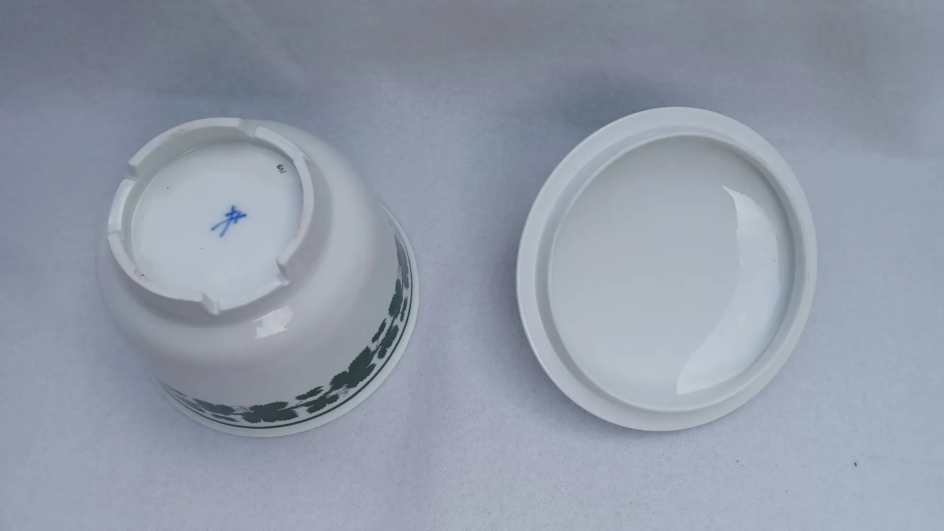 Vintage Meissen porcelain bonbonniere / lidded sugar bowl with vine leaf design, 1930s