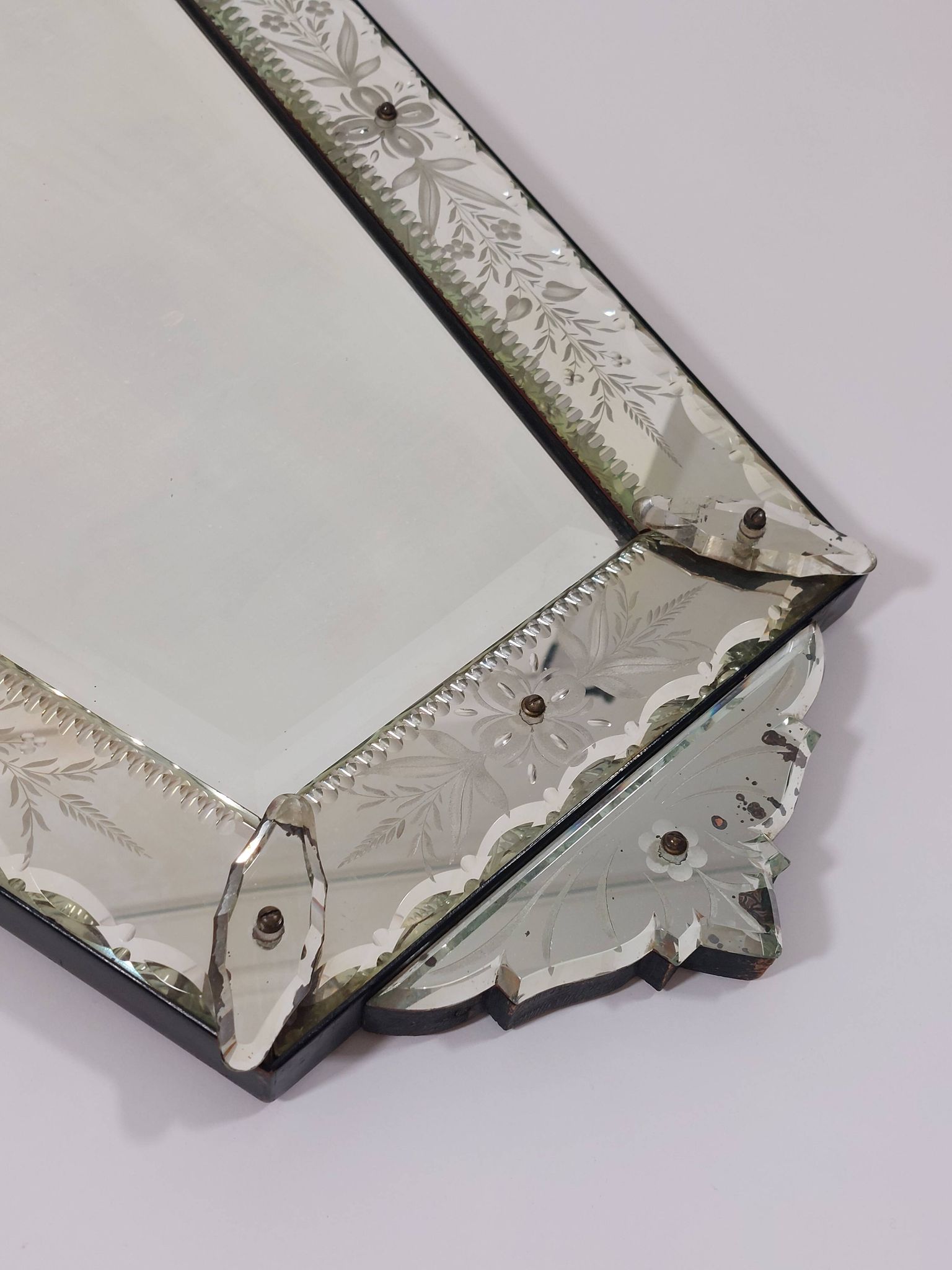 Venetian wall mirror in Murano glass with faceted floral decoration from the 1930s.