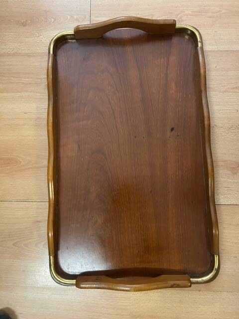 Grand rectangular serving platter in wood and brass from the 1960s