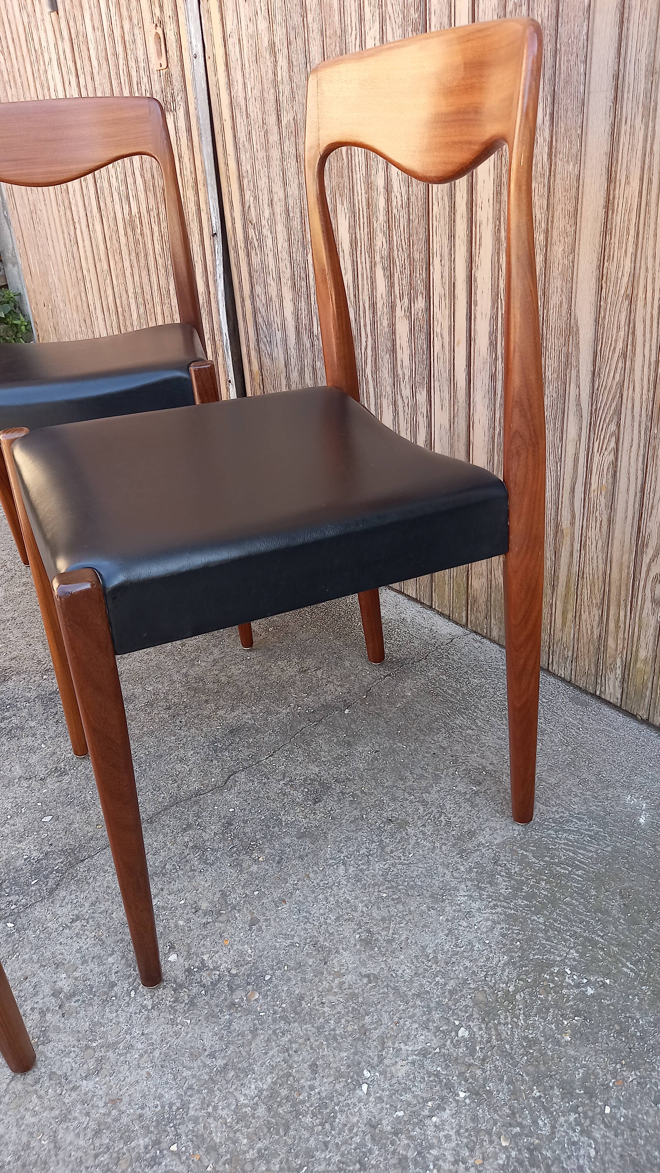 Suite de quatre chaises teck vintage
