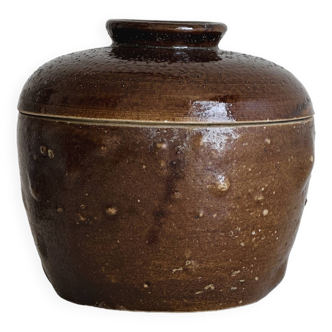 Pot à condiment en céramique brune à glaçure brillante.