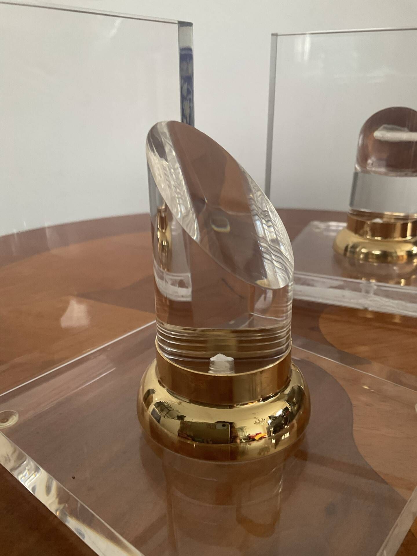 Vintage pair of bookends in lucite and brass from the 1970s.