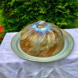 Ancienne cloche a fromage avec son plateau en céramique signature à identifier