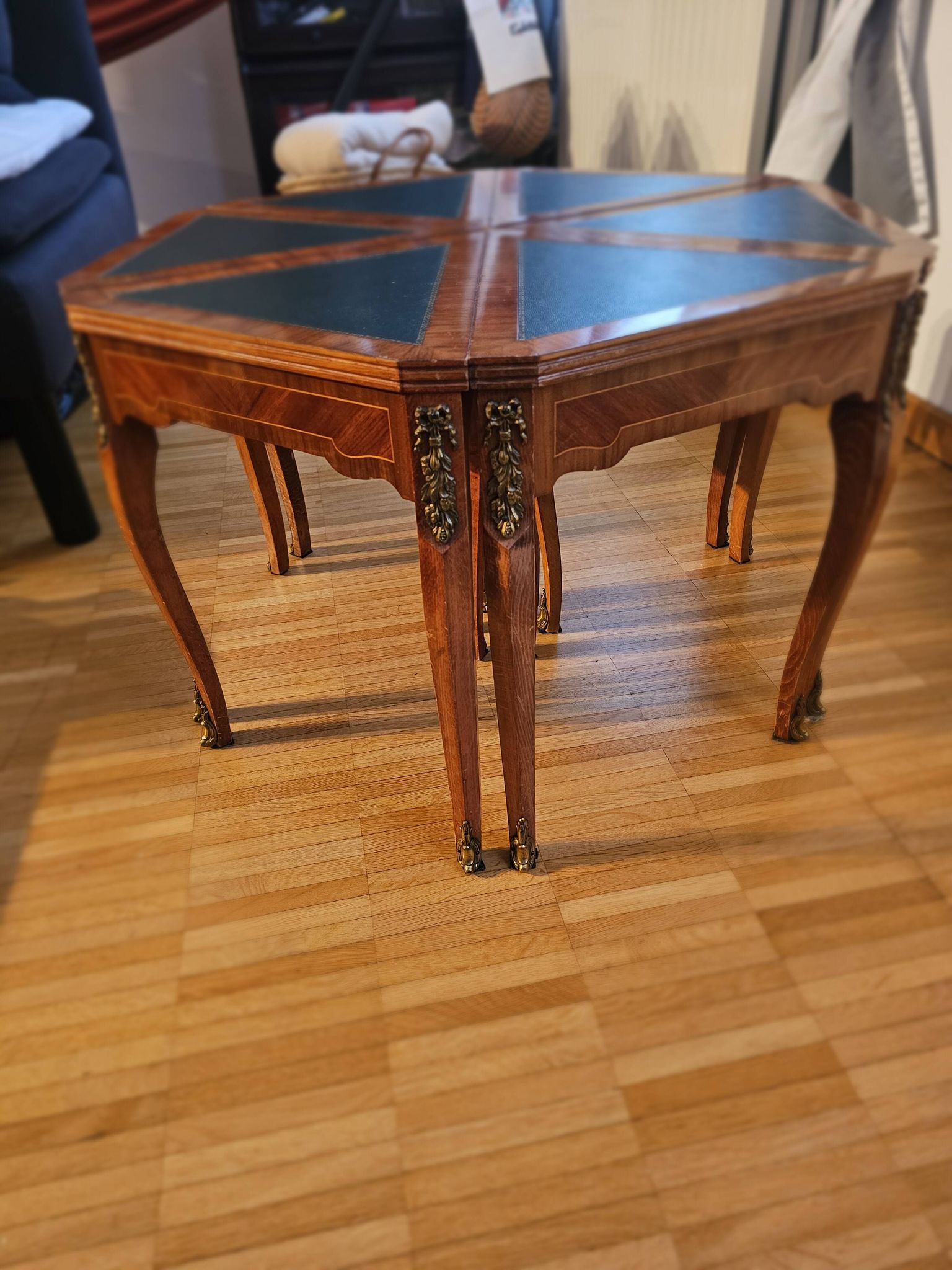 Coffee table divisible into 6 parts, very practical.