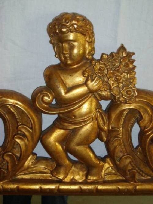 Imposant Miroir, bois sculpté doré, à décor de Putto
