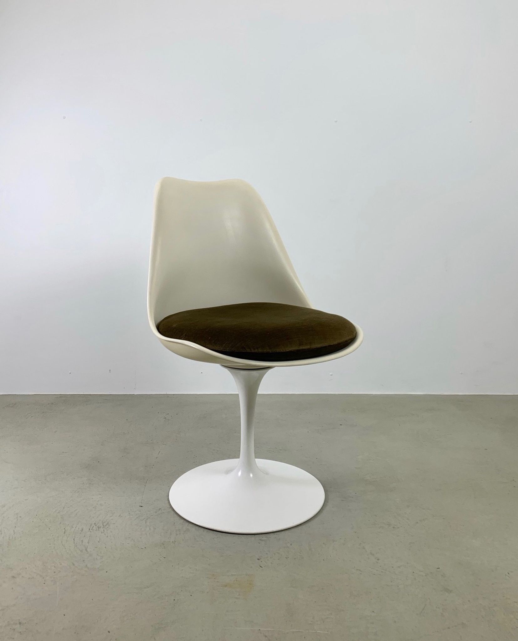 Chaise Tulip Eero Saarinen pour Knoll International