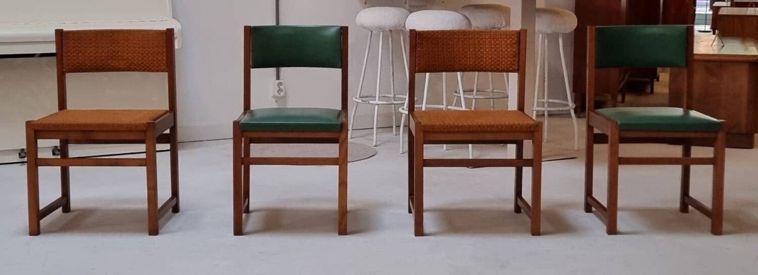 Quatre chaises du milieu du siècle