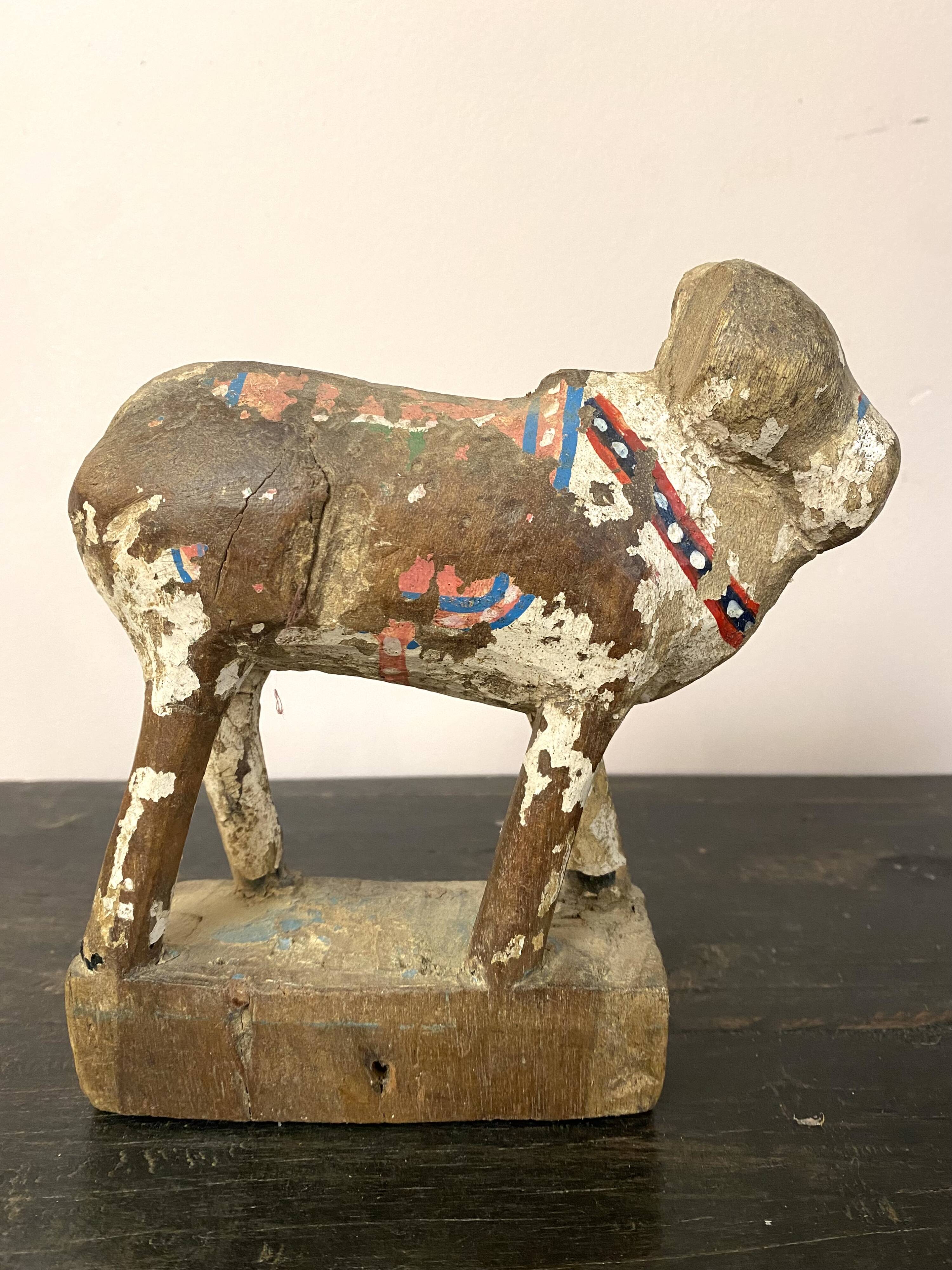 Sculpture en bois représentant une vache sacrée