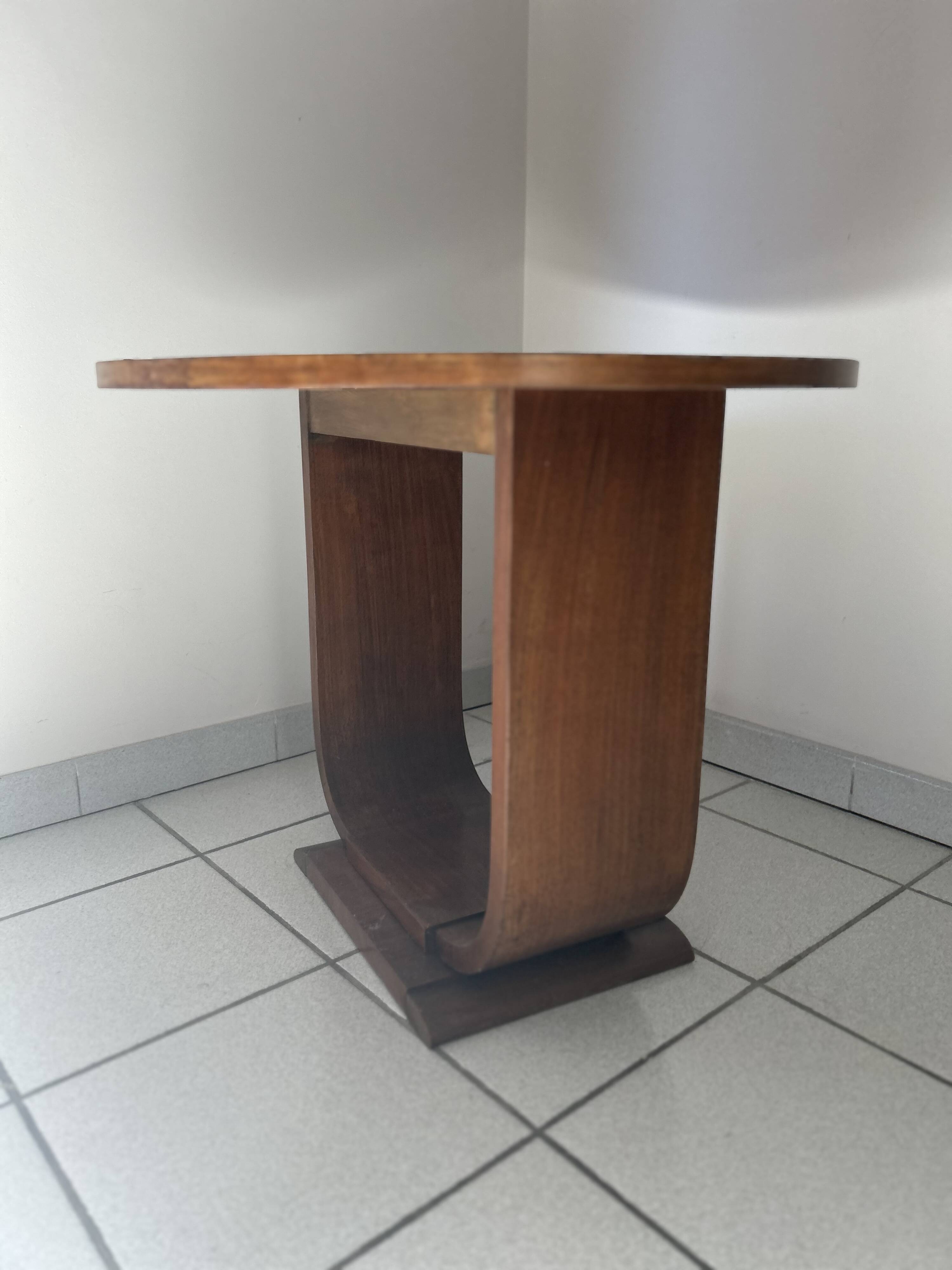Round coffee table