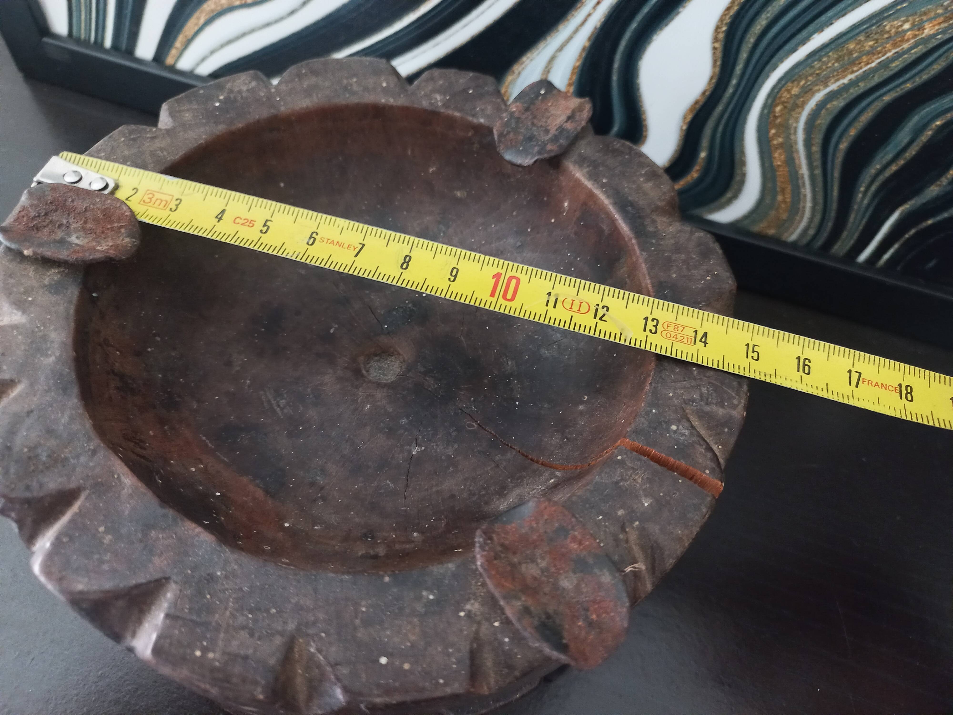 Cendrier rustique ancien en bois sculpté