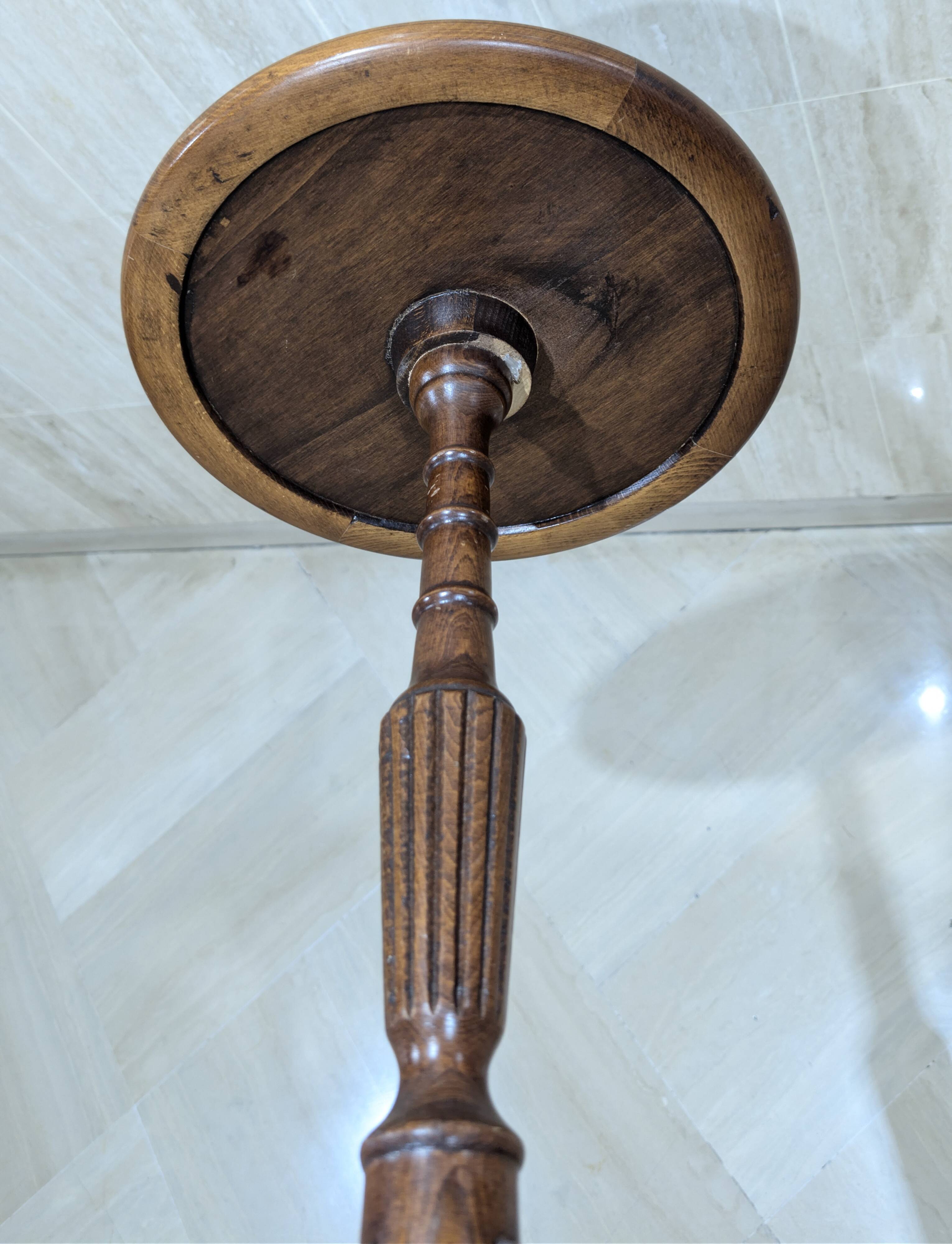 English style gueridon in wood – top covered with green/gold leather