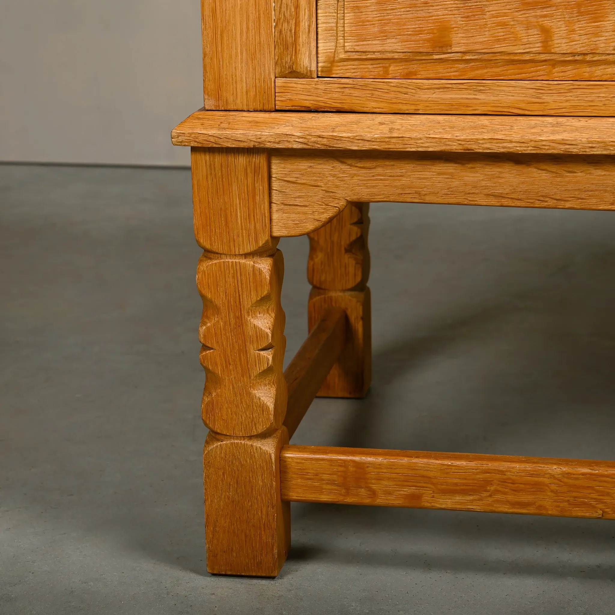 Henning Kjærnulf grand buffet mid-century brutaliste en chêne, années 1960