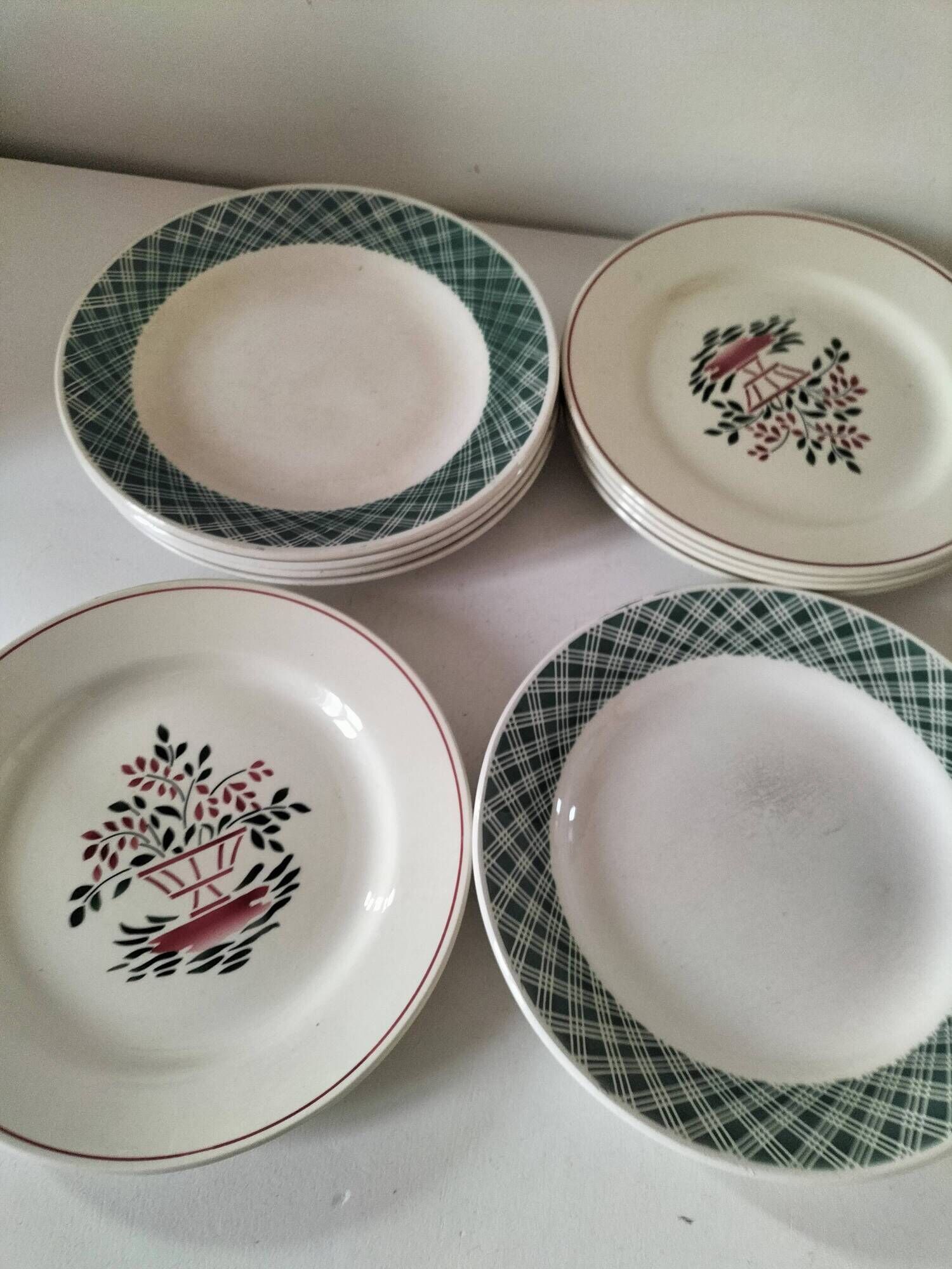 Mix of 10 ironstone plates, HBCM Agnès decoration - St Amand decoration 2070