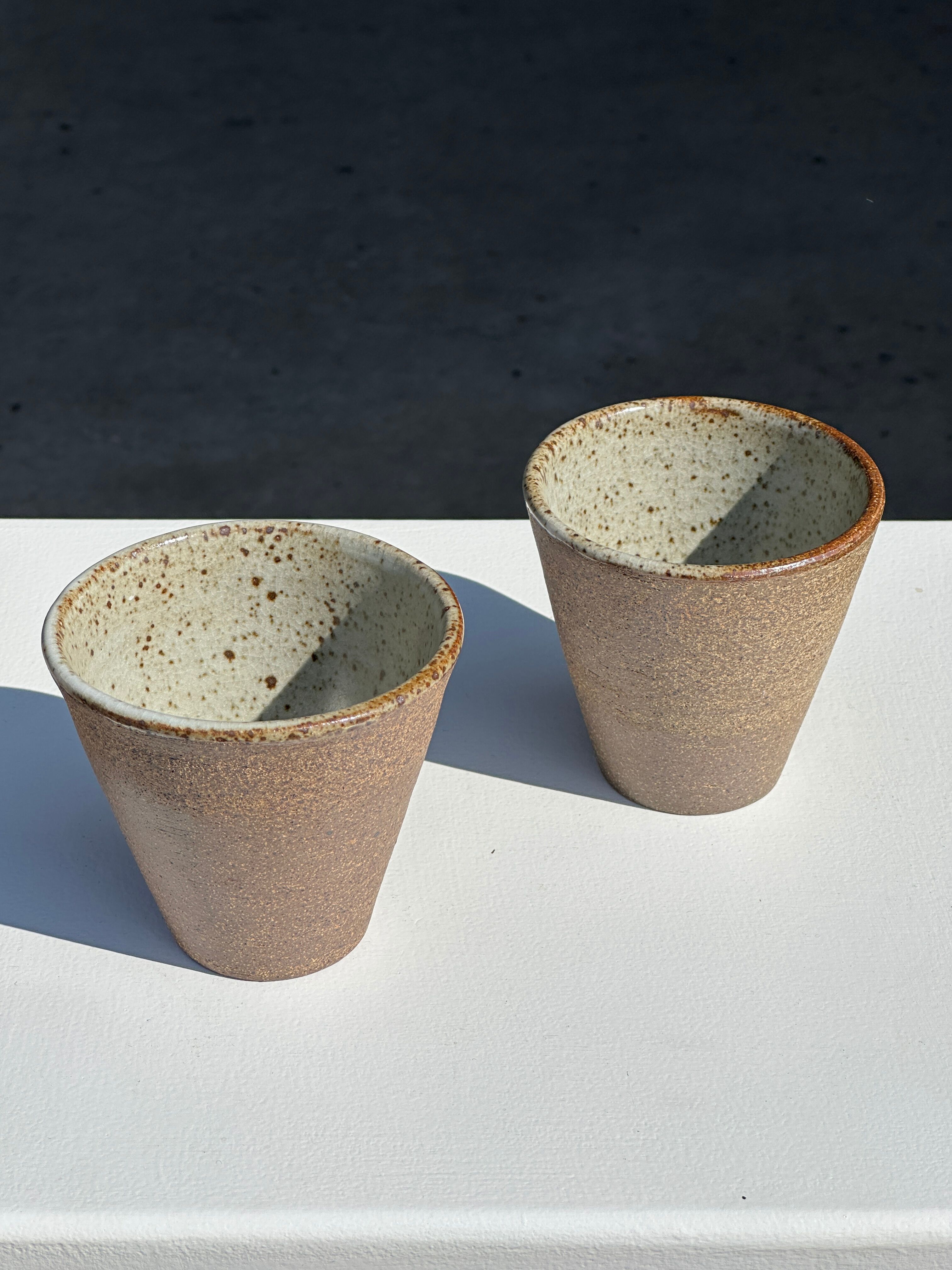 Lot de 2 tasses / mug en céramique indonésienne (mat brun)