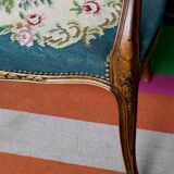 Paire de fauteuils brodés à la main. Noyer.