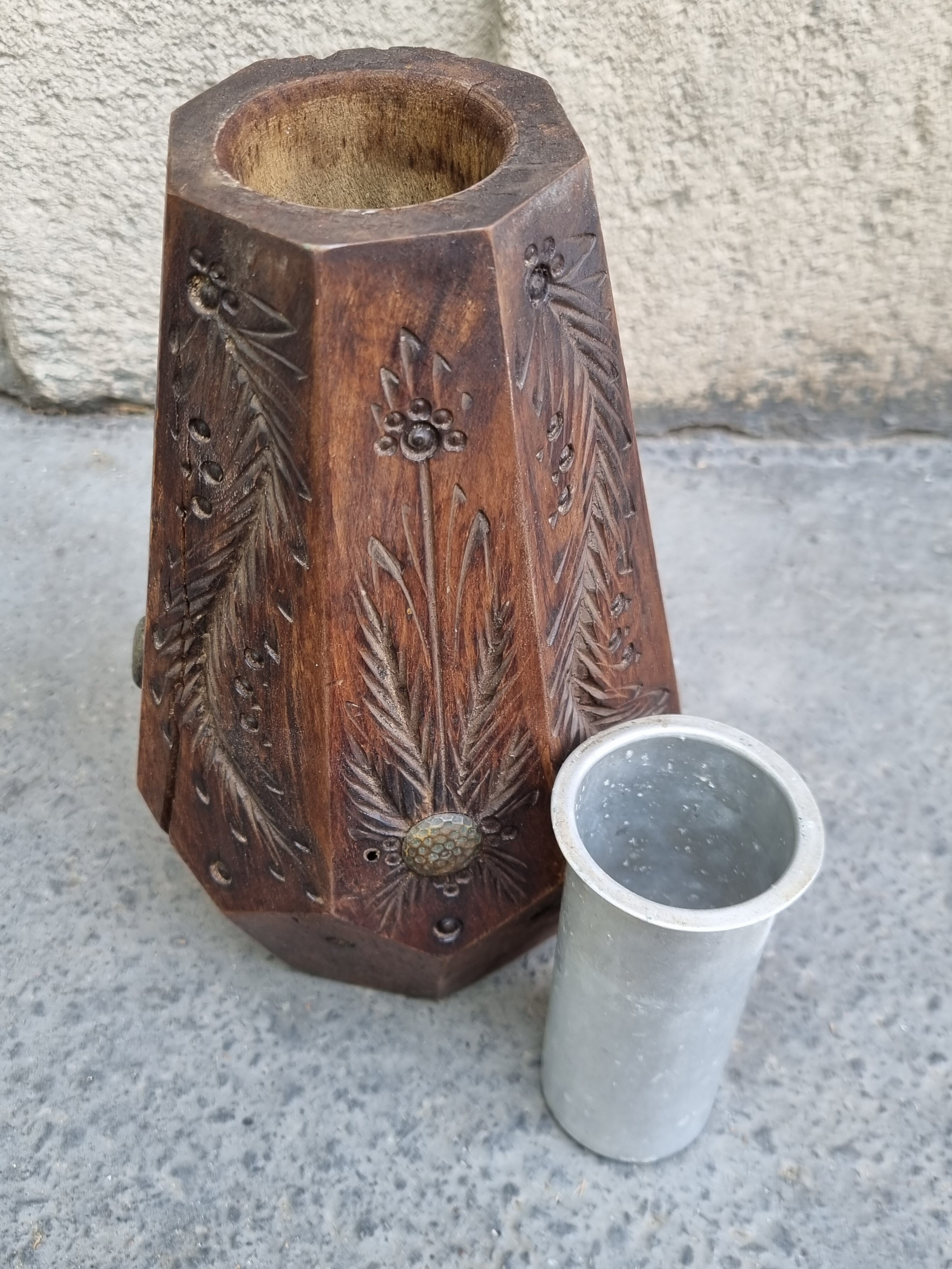 Vase en bois art populaire