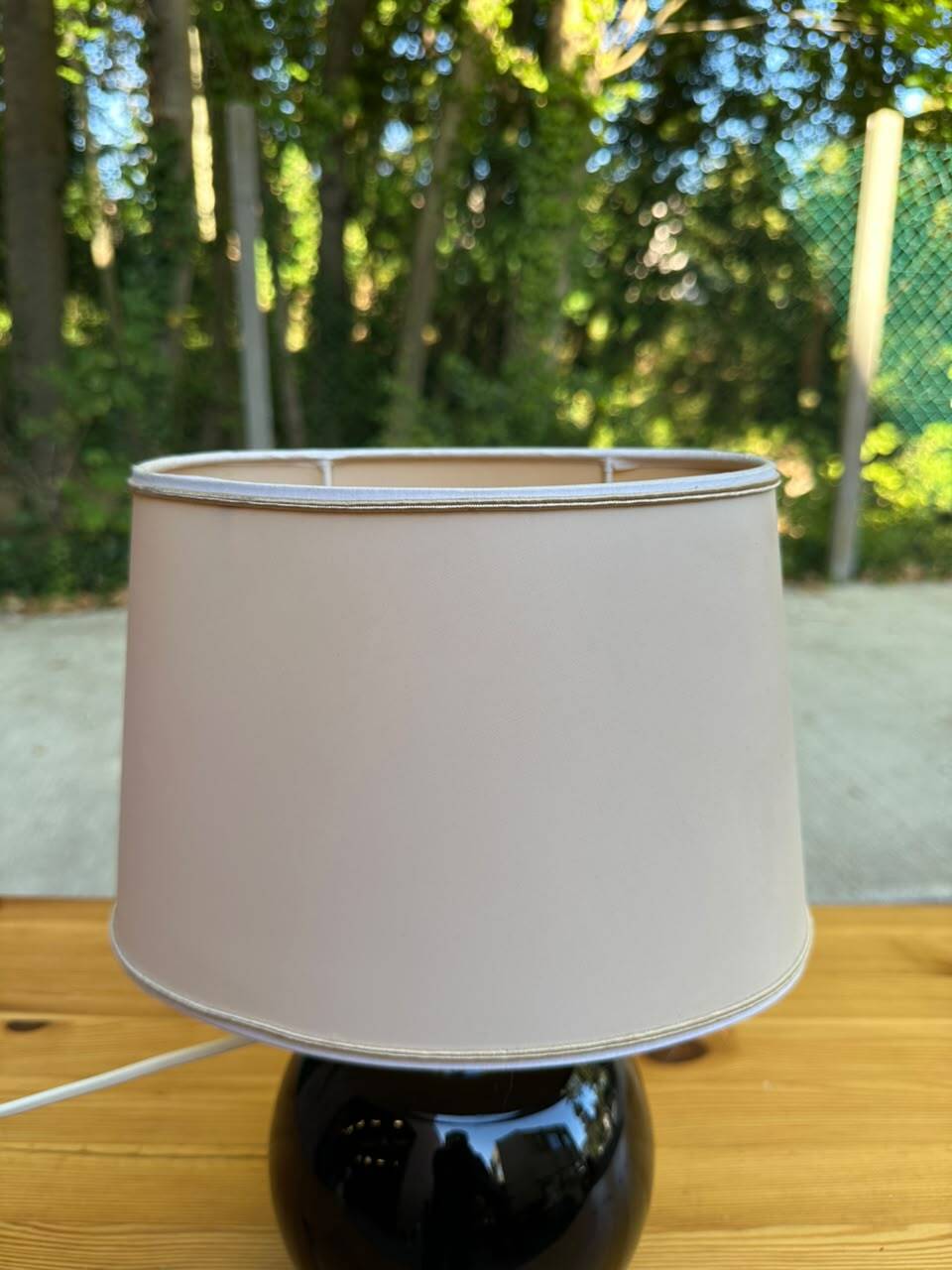 Vintage 80s table lamp with a black ceramic base and beige shade.