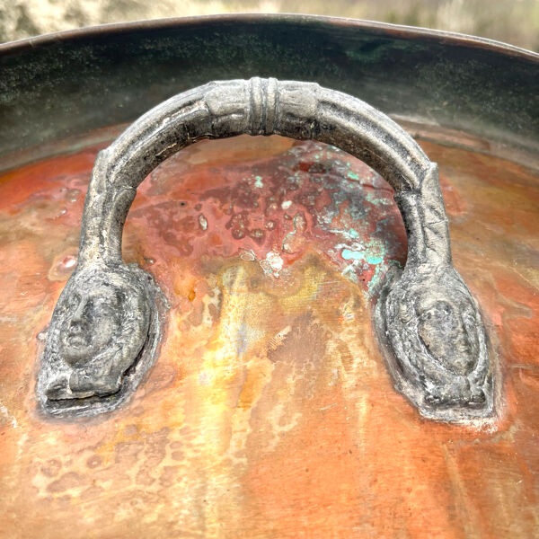 Jardinier en cuivre antique, vasque française, poignées en masque Art Nouveau