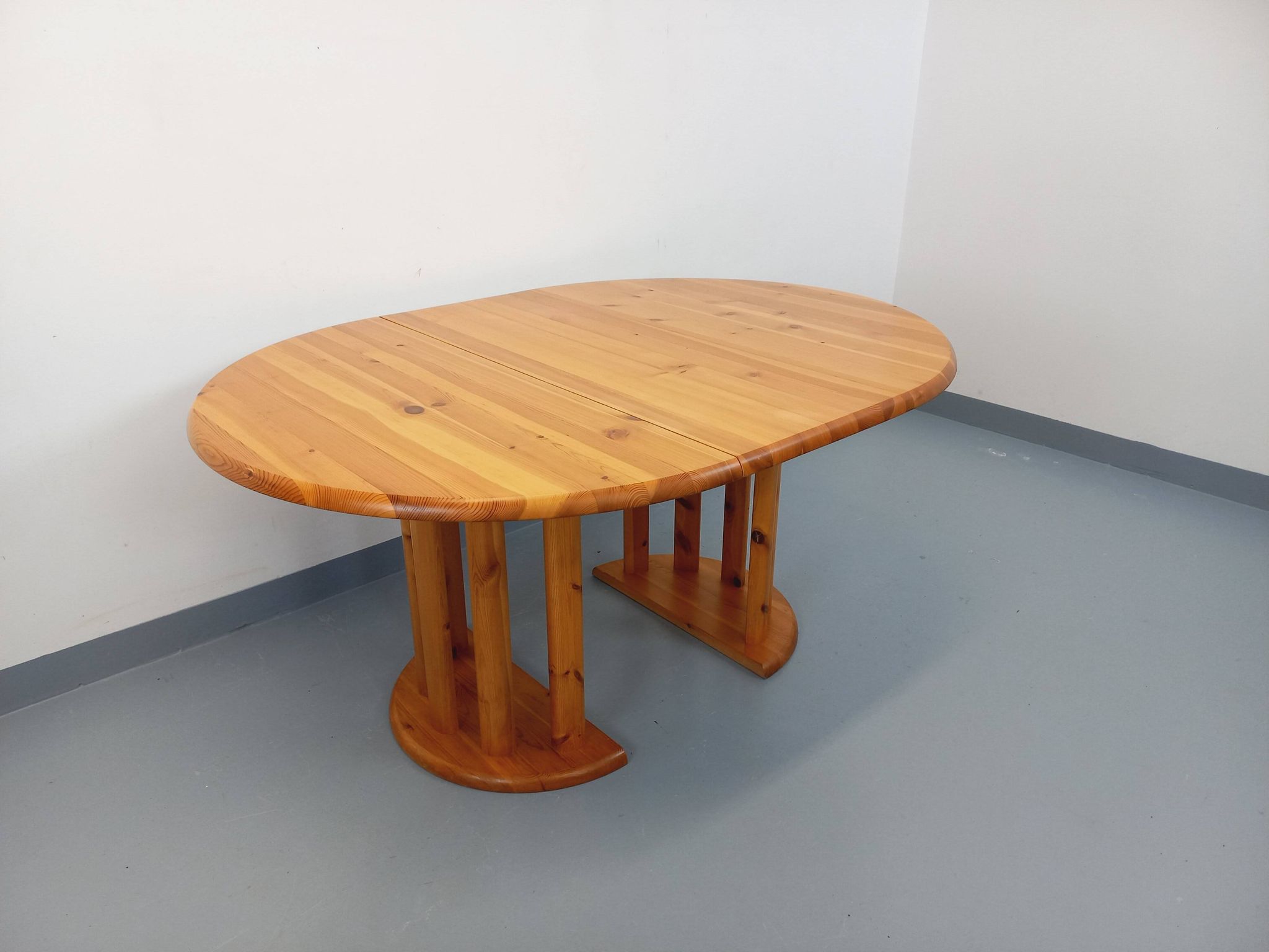 Table à manger ronde scandinave vintage style Rainer Daumiller en pin
